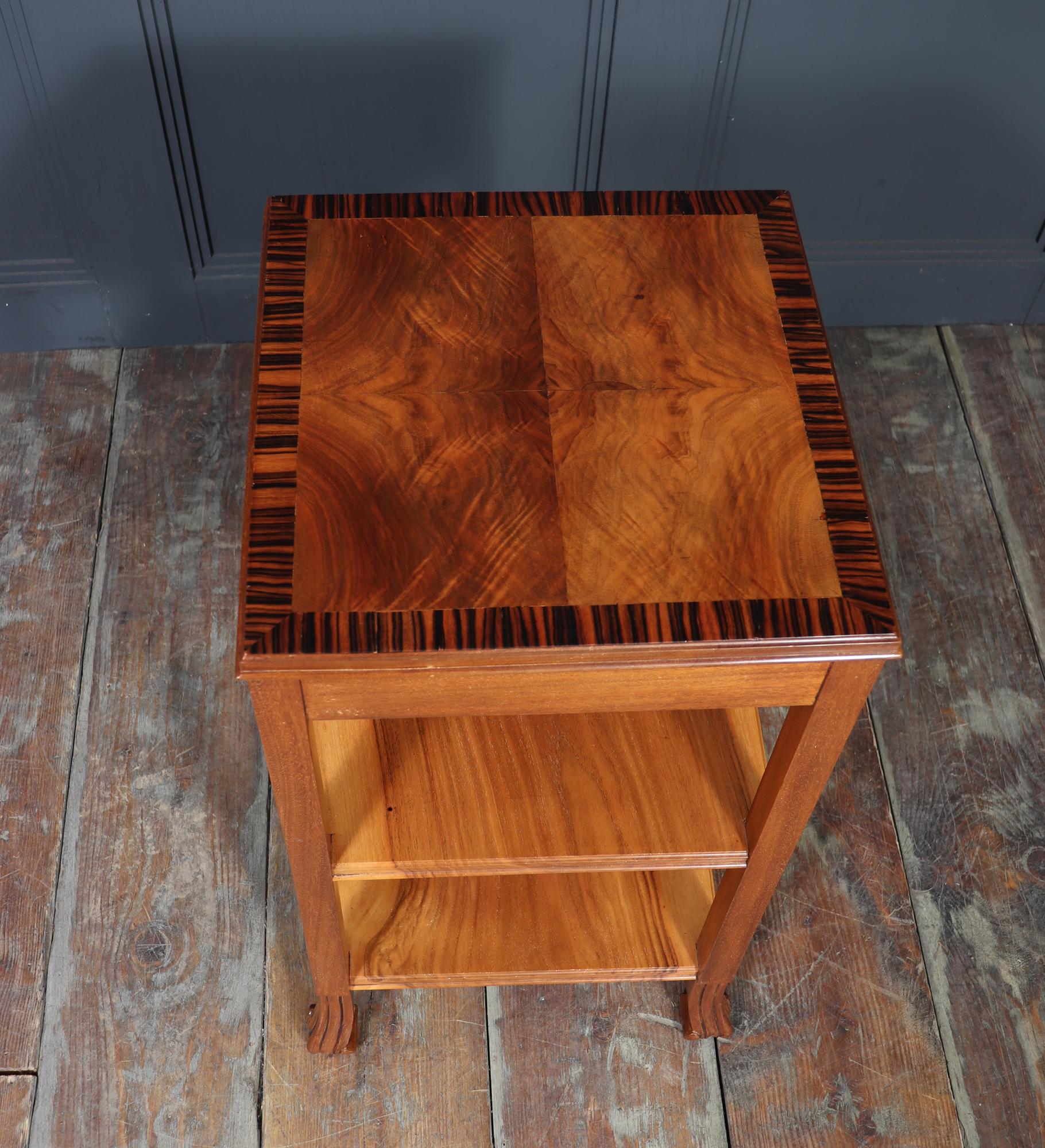 Noyer Table d'appoint Art déco en noyer en vente