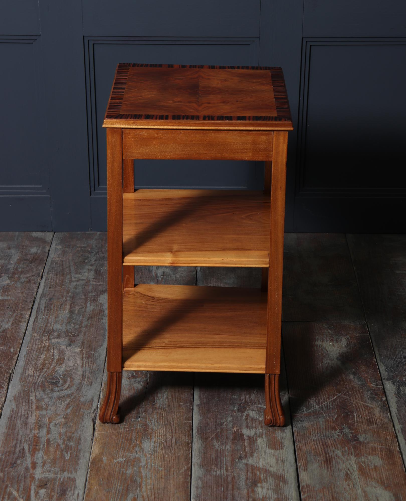 Table d'appoint Art déco en noyer en vente 3