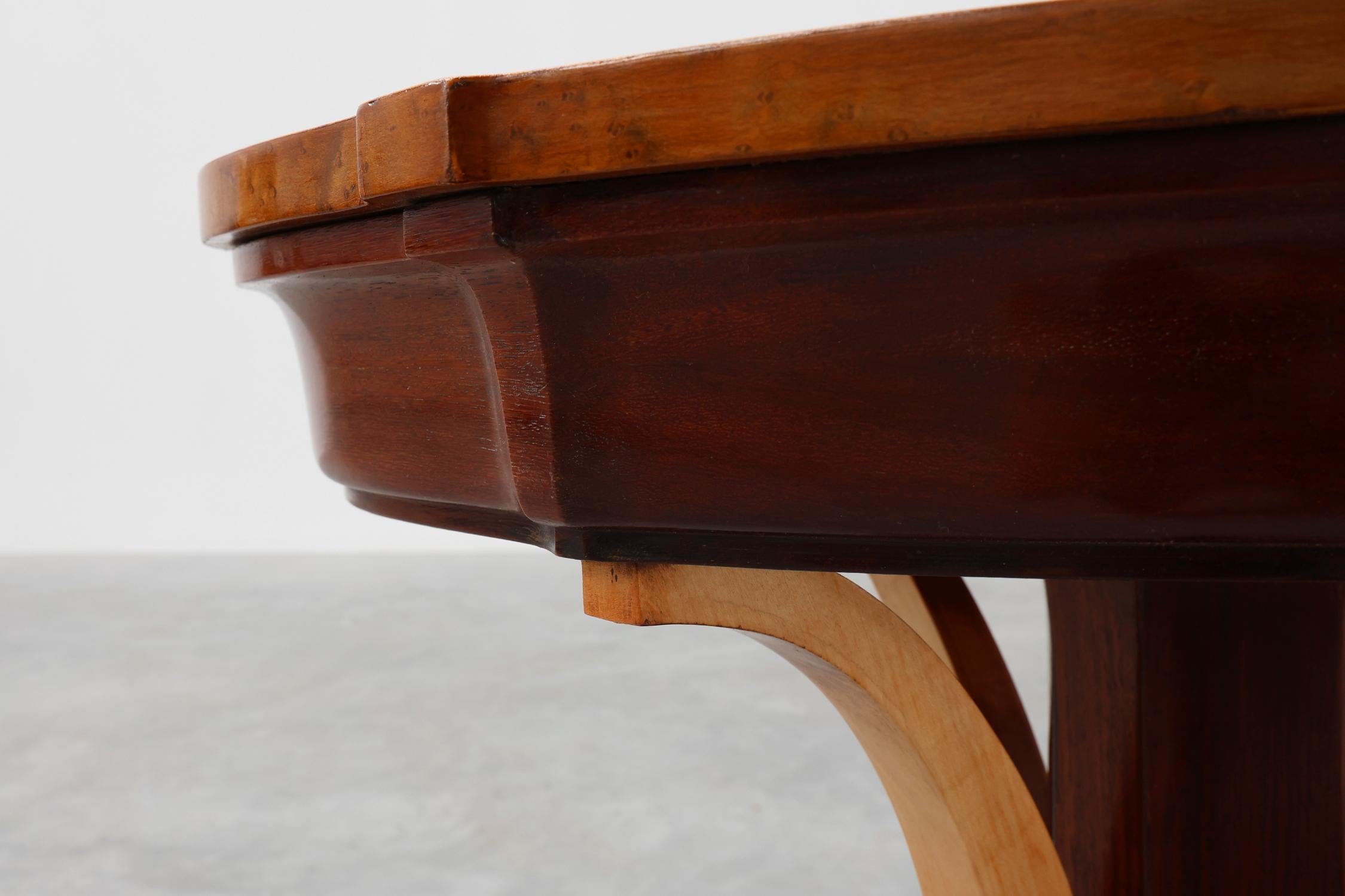 France / 1930 / table d'appoint / bois / Art Déco

Superbe table d'appoint fabriquée dans les années 1930 en France, une période d'épanouissement artistique et d'innovation. Cette table combine une base noire classique, une colonne en bois foncé