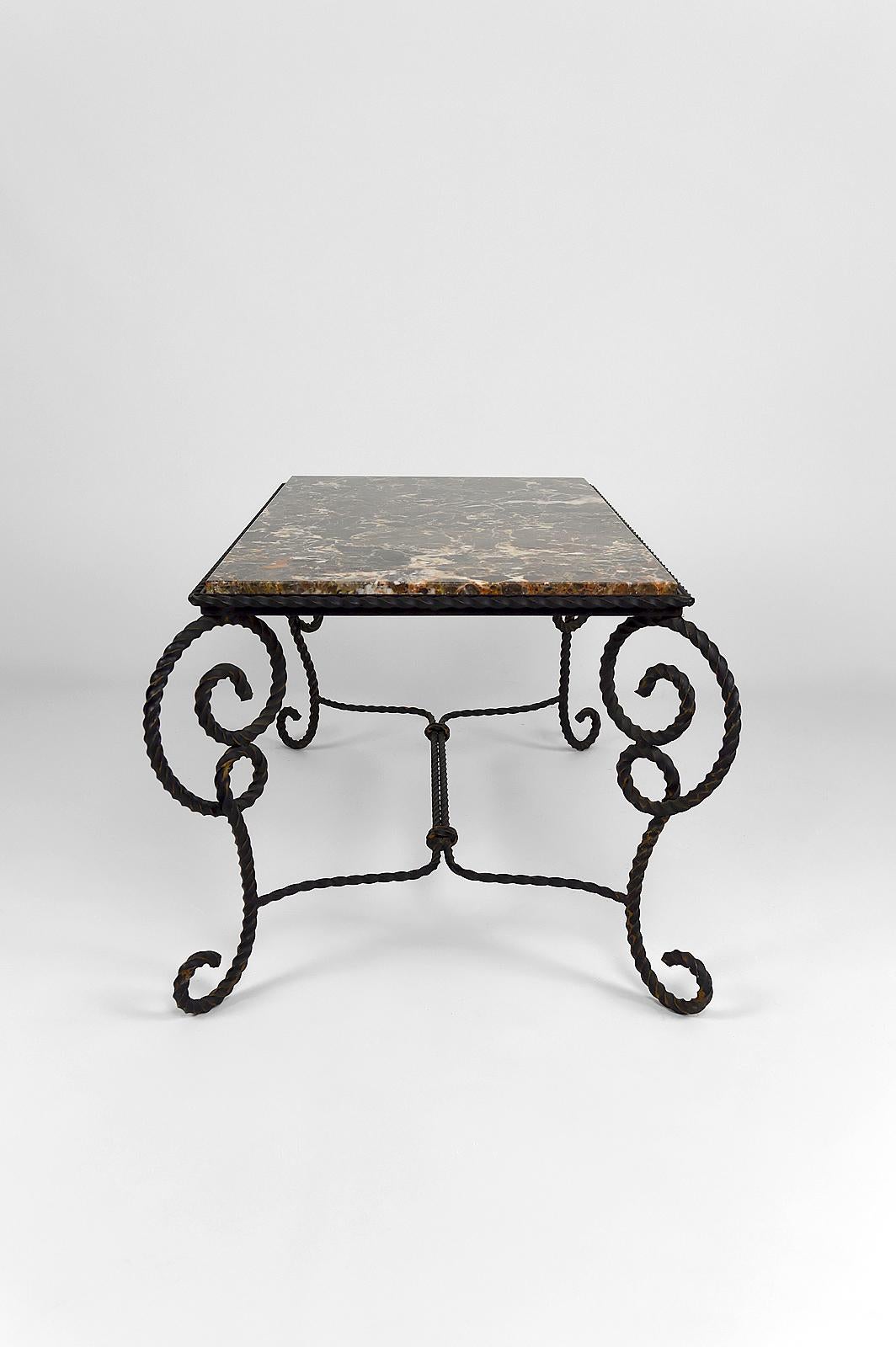 Art Deco Side Table in Wrought Iron and Marble Top, France, circa 1940 In Good Condition For Sale In VÉZELAY, FR