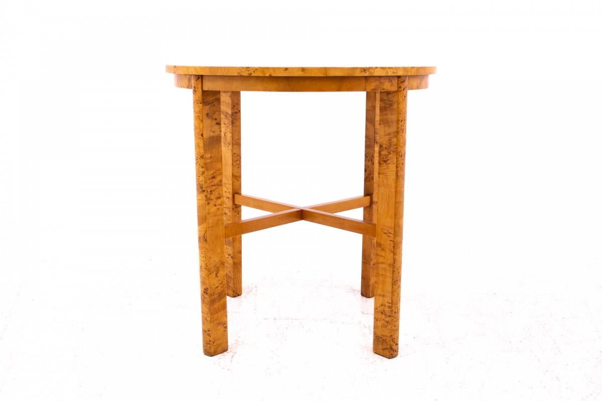 Table d'appoint Art déco, milieu du 20e siècle, bouleau.

Très bon état, restauré par des professionnels.

Dimensions : hauteur 73 cm, diamètre 72 cm