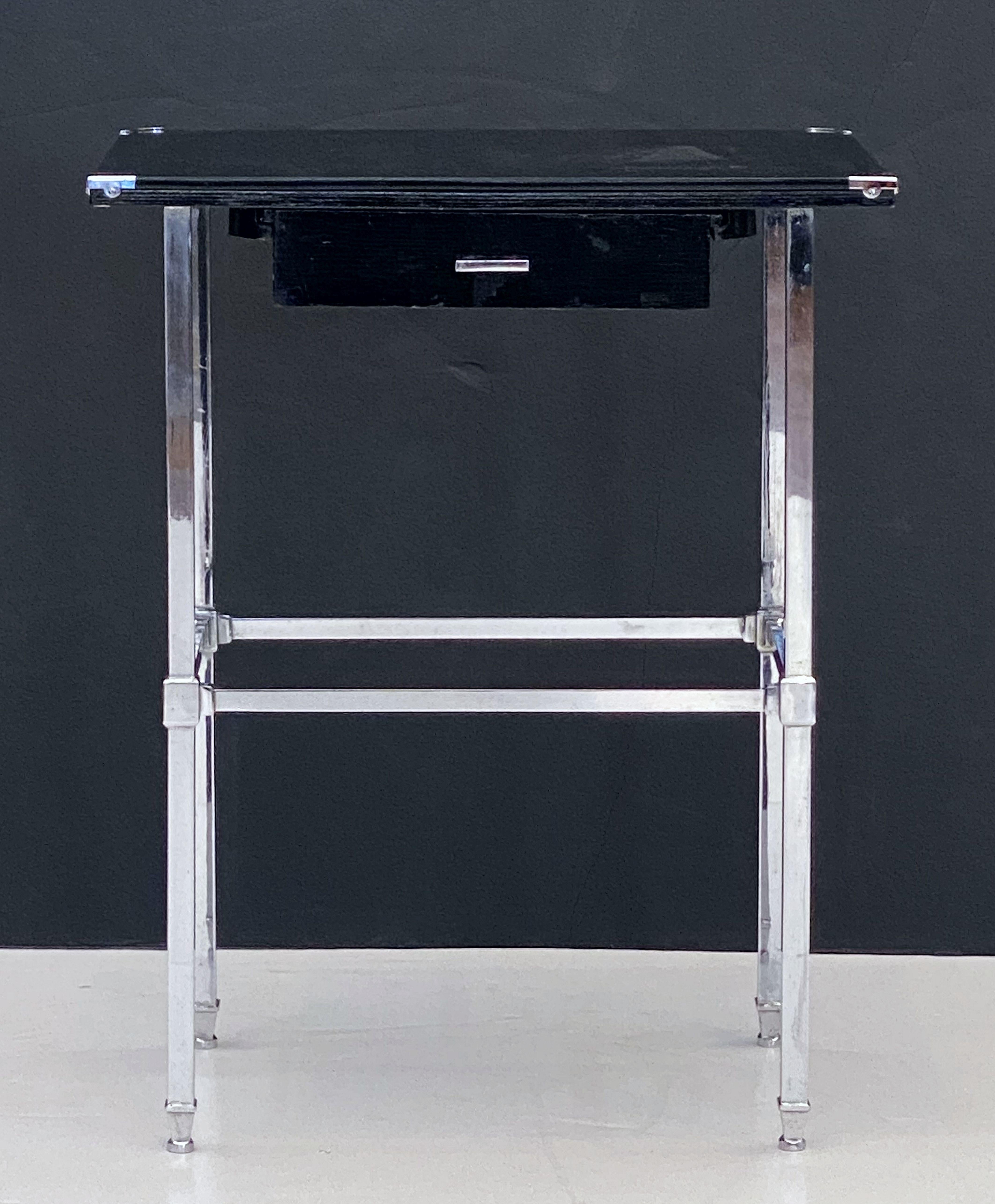 Table d'appoint Art Déco en noir et chrome avec tiroir d'Angleterre en vente 2