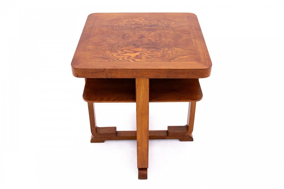 Art déco-Beistelltisch, Polen, 1930er-Jahre.

Sehr guter Zustand, nach professioneller Renovierung.

Holz: Walnuss

Abmessungen:

Höhe: 66 cm, Oberseite: 58 cm x 58 cm