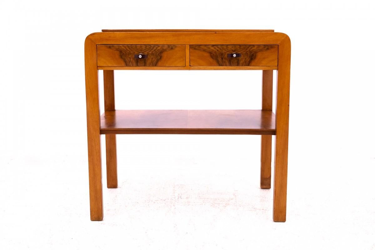 Tavolino Art Déco, Polonia, anni '30.

Ottime condizioni, restaurato professionalmente.

Legno: noce

Dimensioni: altezza 71 cm, larghezza 72 cm, profondità 39 cm