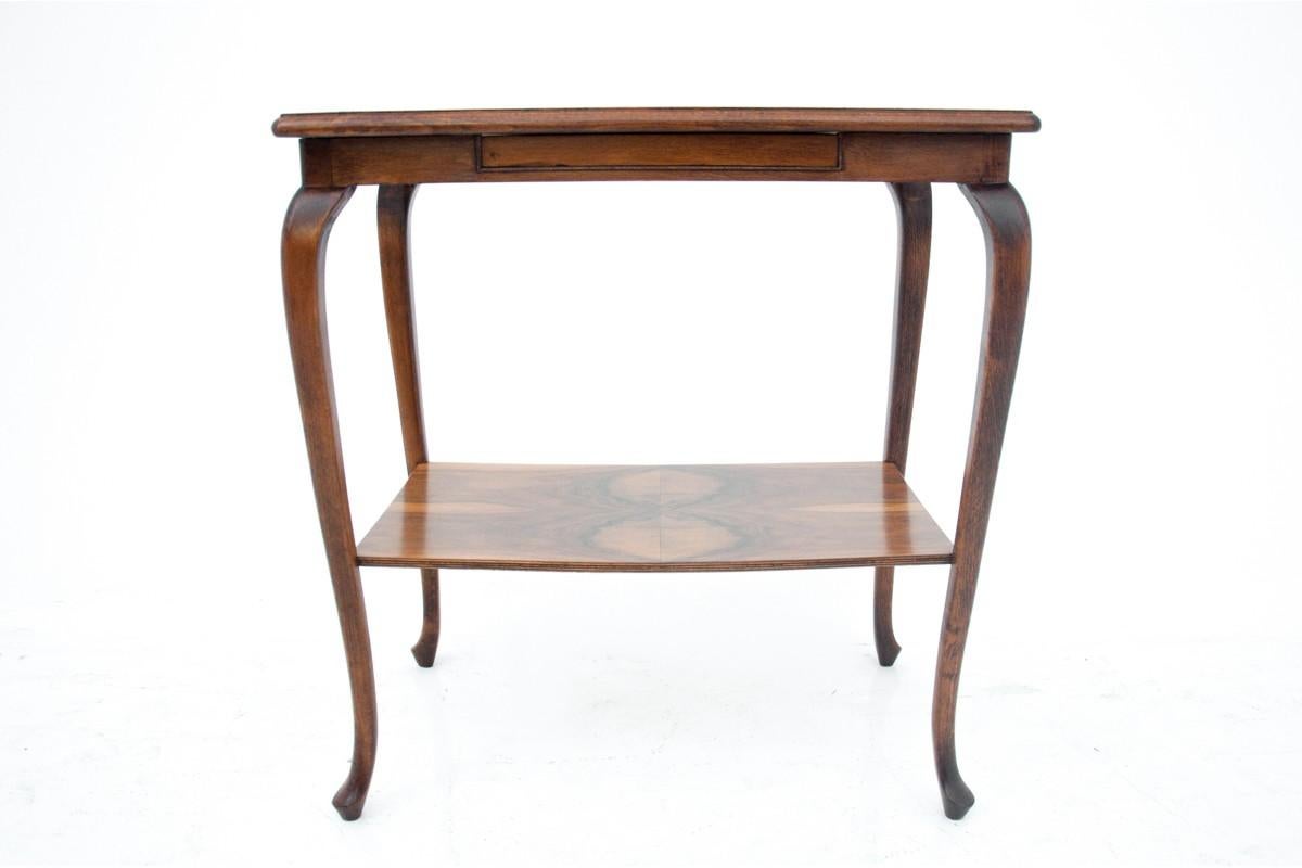 Art Deco side table, Poland, 1950s

Very good condition, after professional renovation.

Wood: walnut

dimensions

h. 84 cm w. 80 cm d. 51 cm