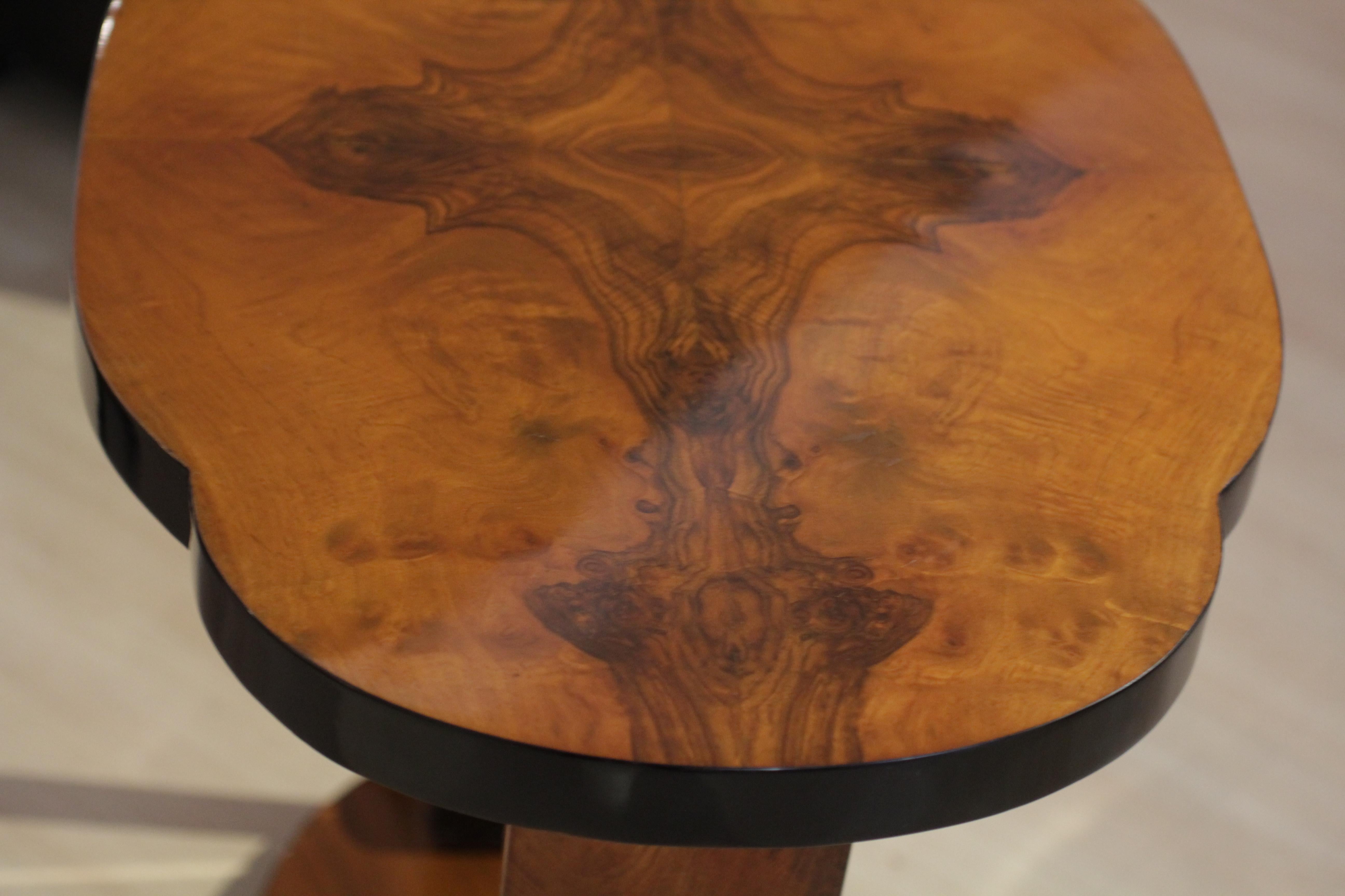 Art Deco Side Table, Walnut Veneer, France circa 1930 In Excellent Condition In Regensburg, DE