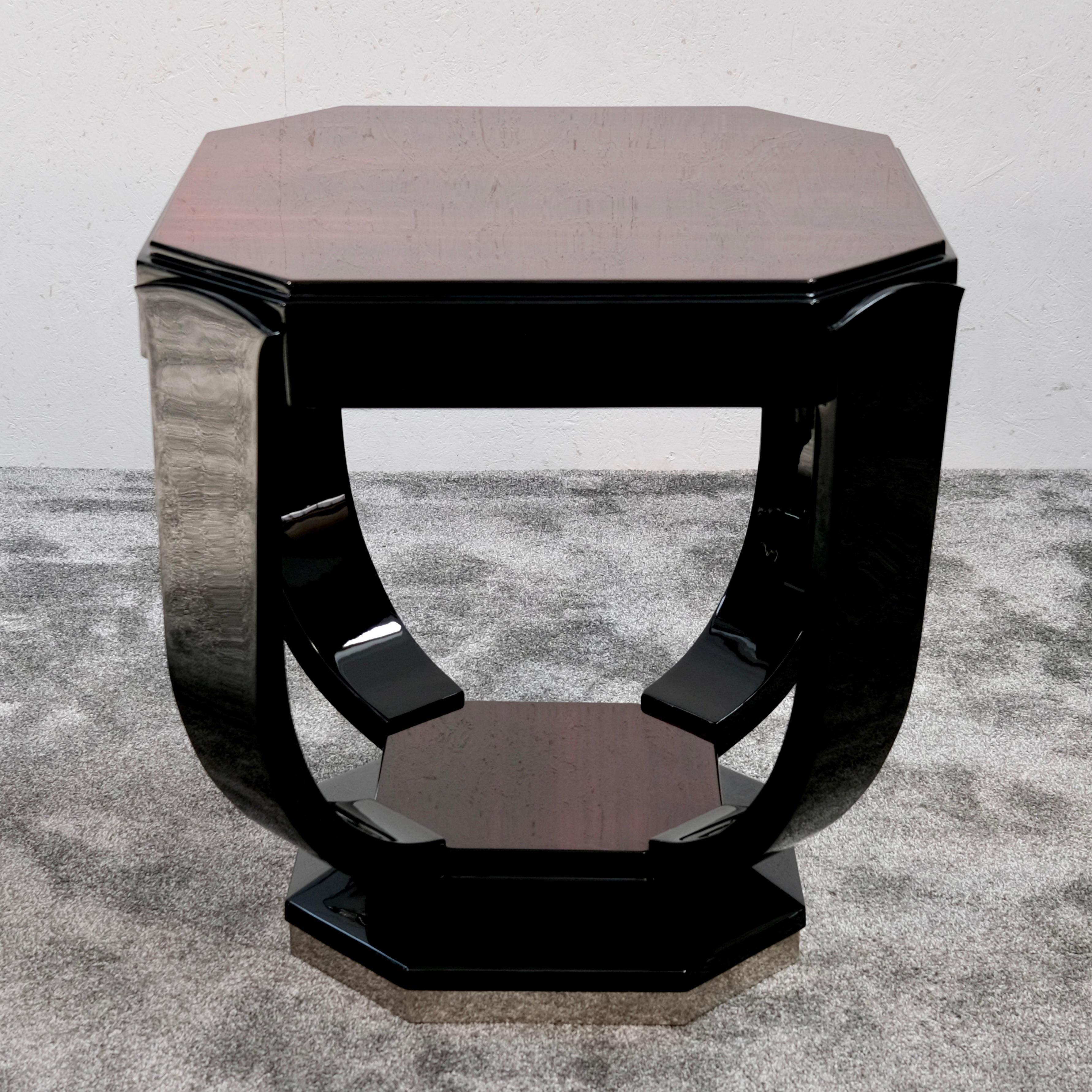 This striking Art Deco side table from France, dating to around 1930, captures the essence of the era’s timeless elegance and craftsmanship. Whether used as a coffee table, sofa table or accent piece, it commands attention with its geometric