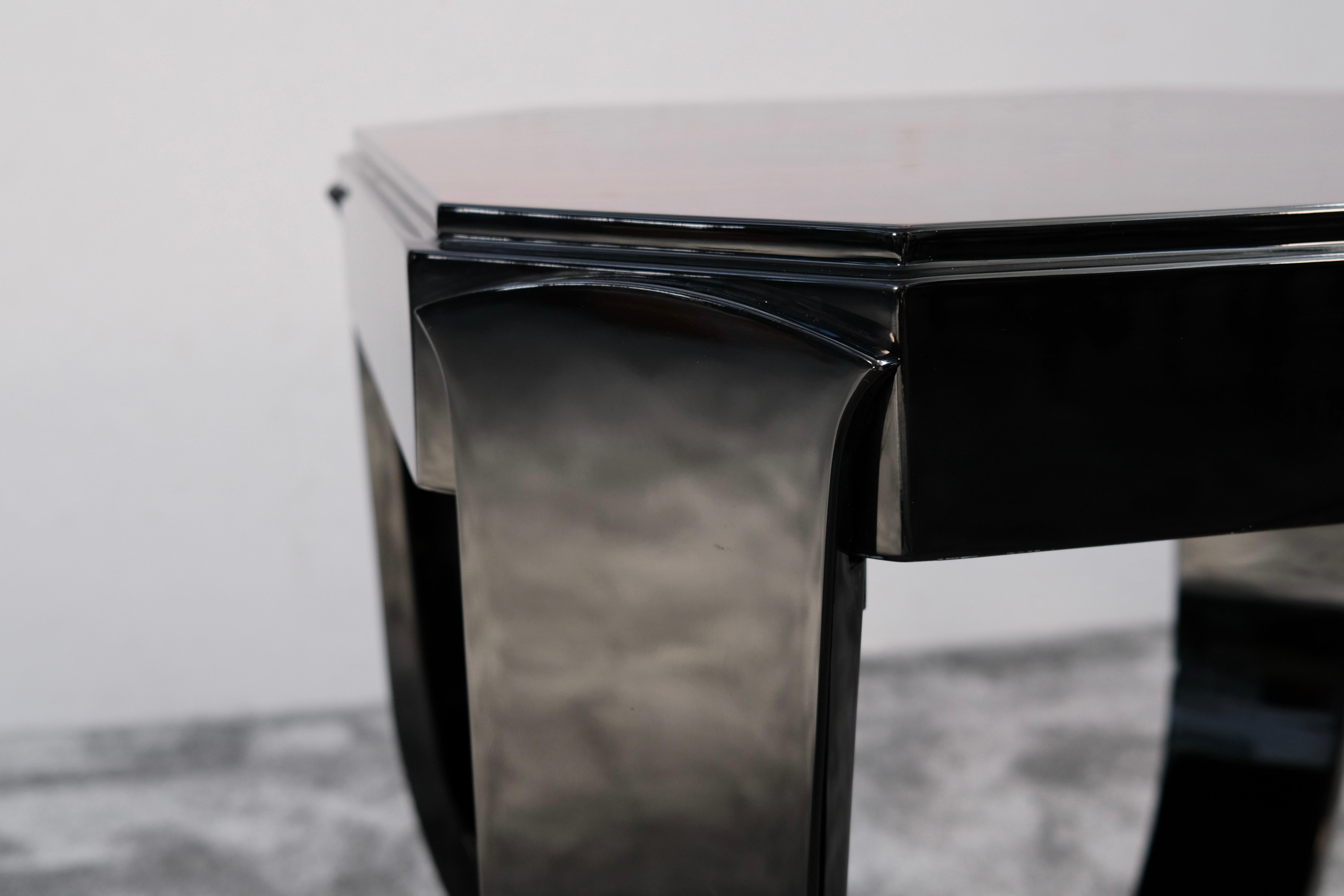 Art Deco Side Table with elegant Legs in Lacquer & Chrome, France 1930s In Good Condition For Sale In Ulm, DE