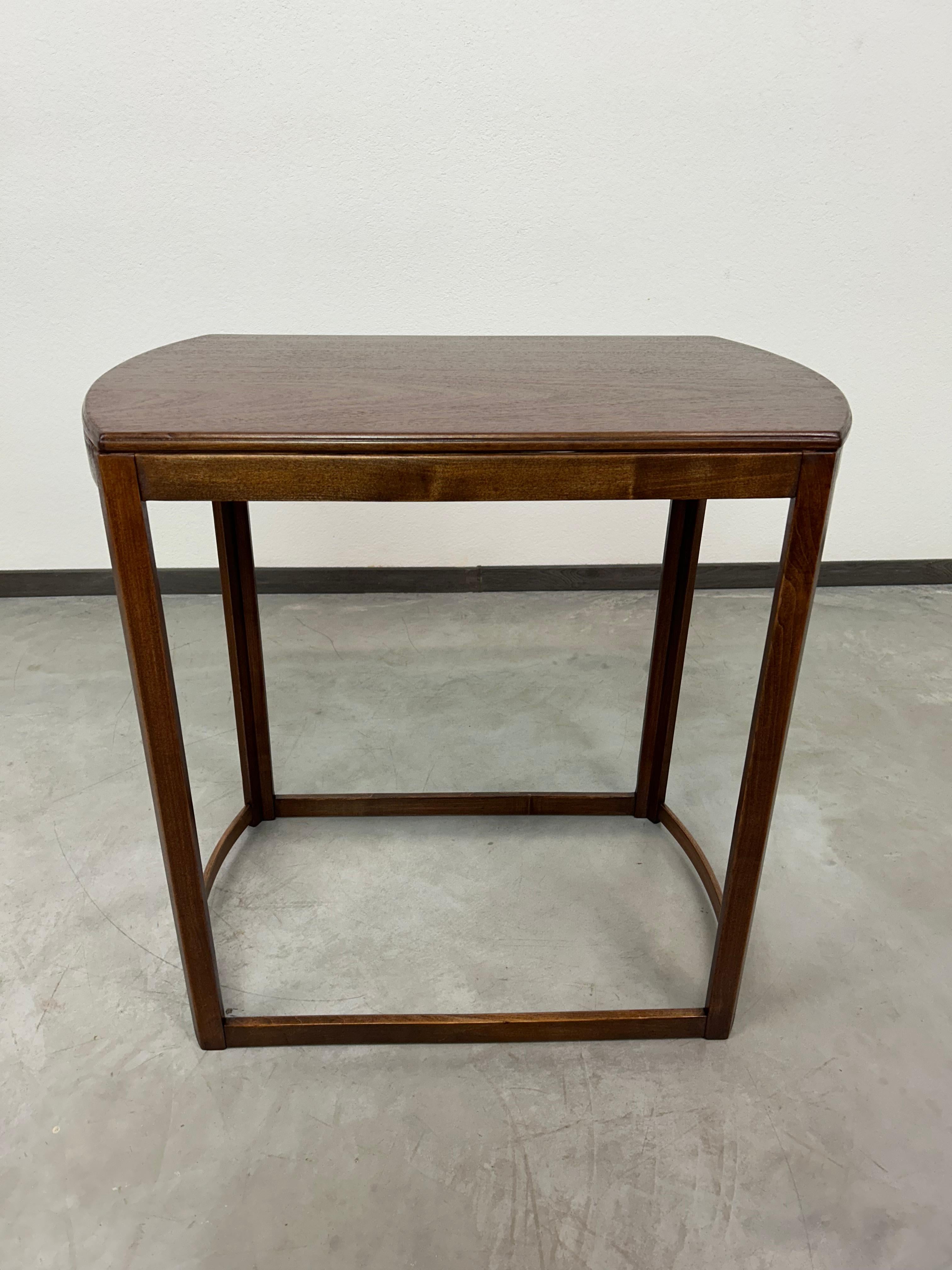Art deco Beistelltische 71x41x70cm und 68x37x70cm. Professionell gebeizt und neu poliert.