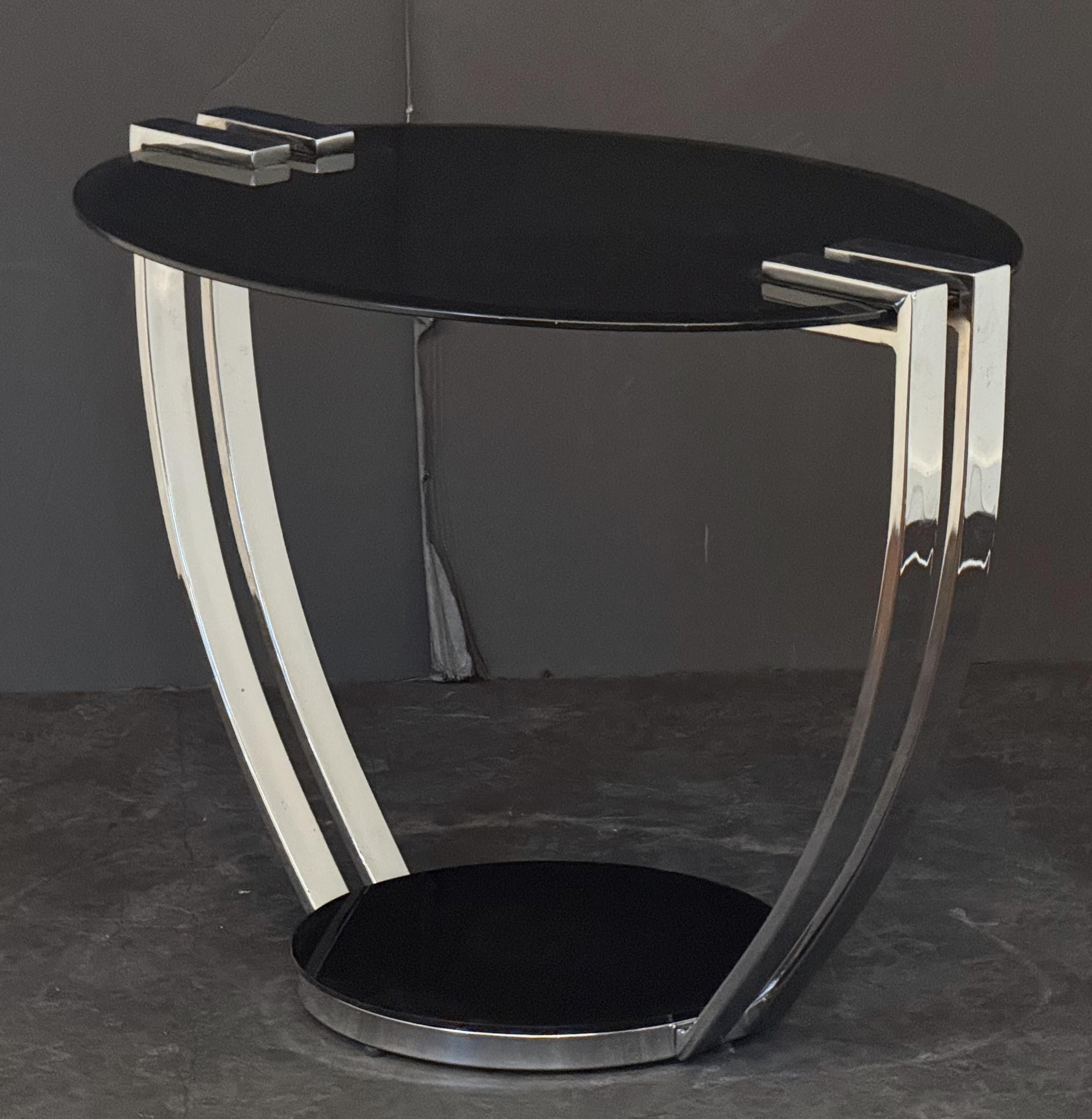 Paire de tables basses Art déco (tables d'appoint ou tables d'appoint) - chaque table présente une élégante structure en acier chromé et un plateau ovale en verre noir avec un dessous en acrylique noir, d'après un dessin original du célèbre artiste