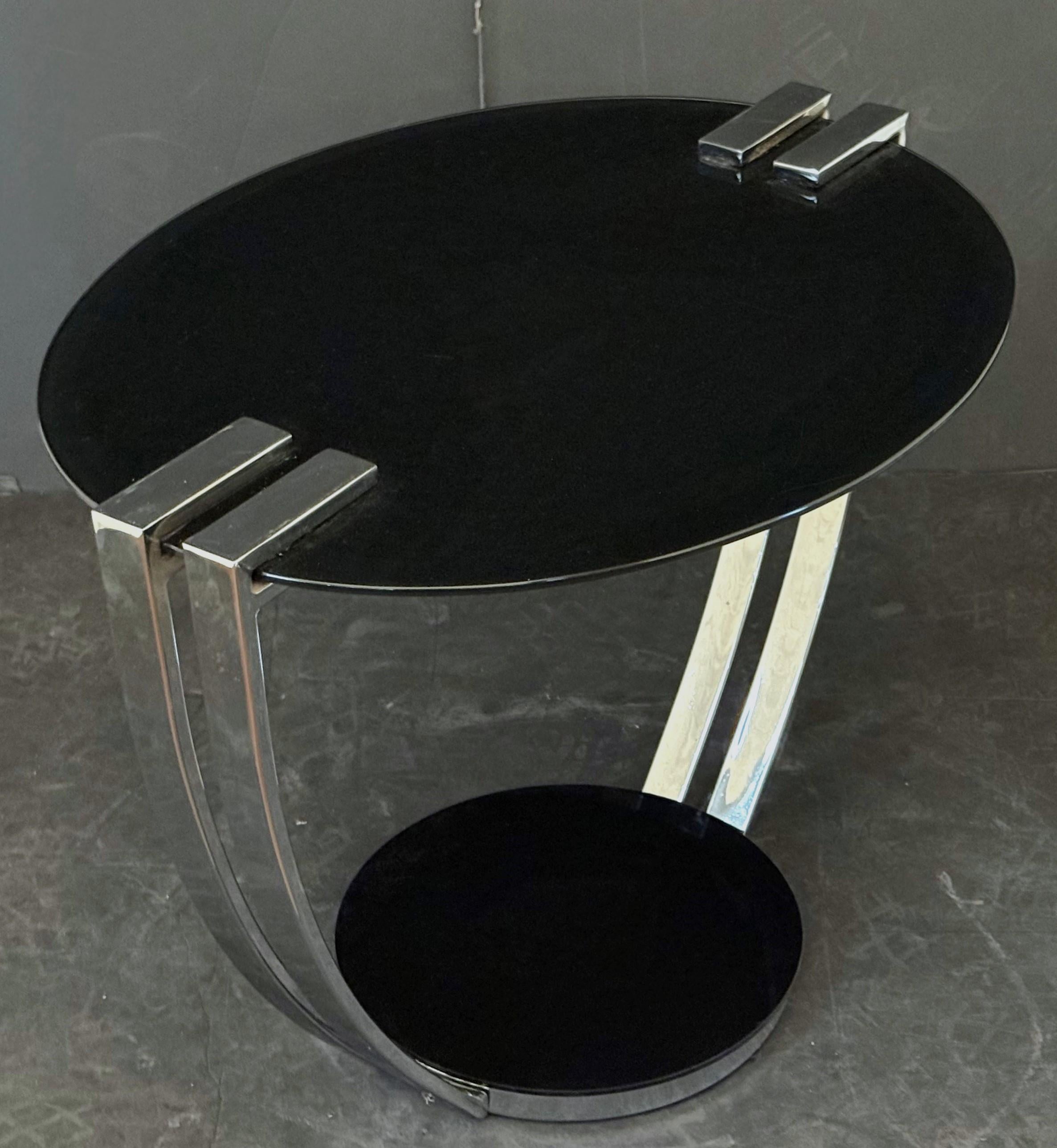 Autrichien Tables d'appoint Art Déco en chrome avec plateaux ovales en verre dans le style Josef Hoffman en vente