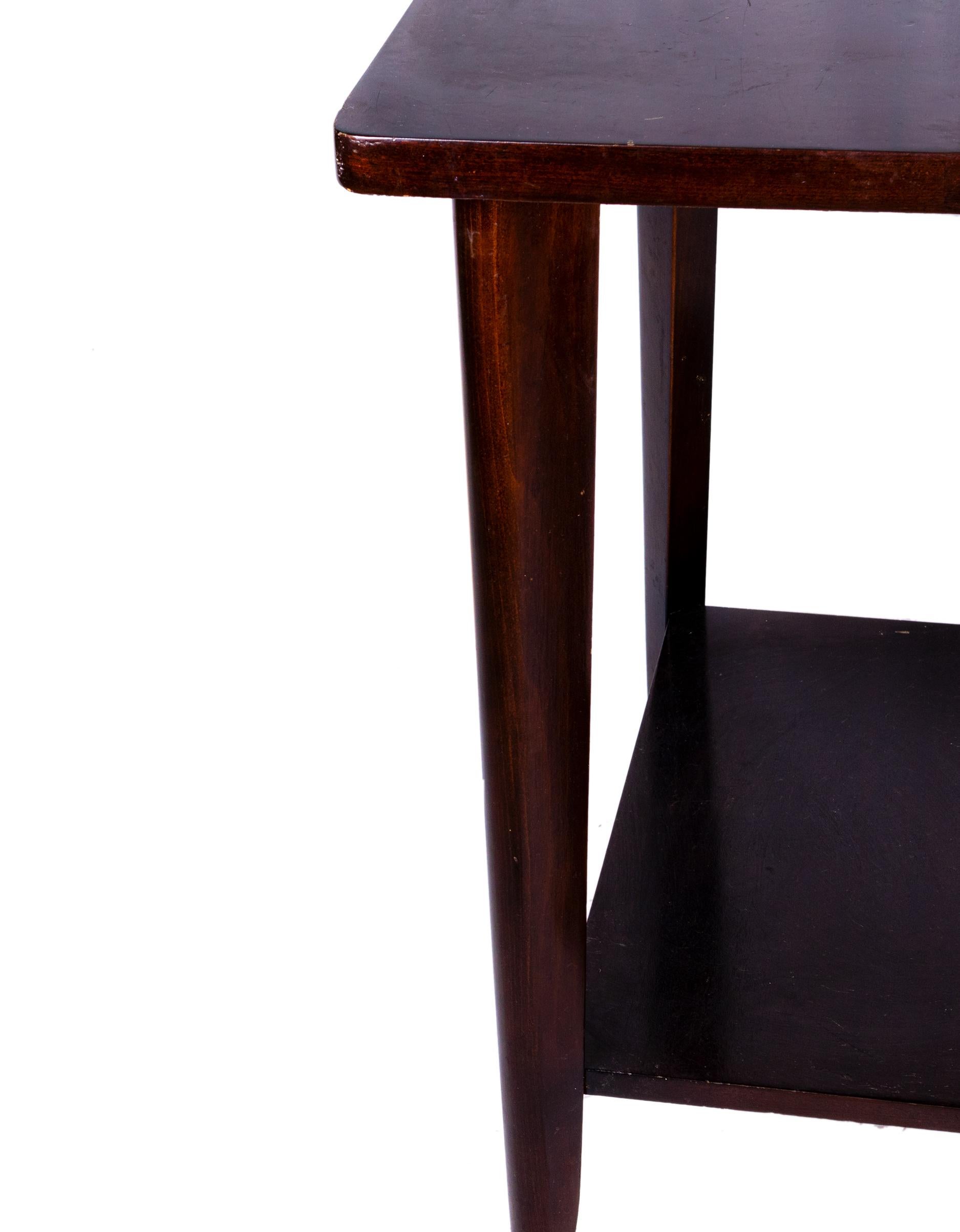 Elegant French walnut Art Deco Tray Table on Removable Wheels (20th Century) Crafted with a richly varnished surface, this exquisite side table embodies the geometric sophistication of the Art Deco era. It blends functionality with timeless style.