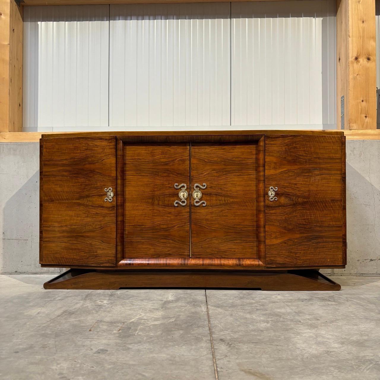✓ Art Déco
✓ Impressive presence
✓ Refurbished surface

Dimensions: W: 194cm H: 98cm D: 50cm

Item: Sideboard, sideboard
Item no.: 973
Epoch: Art Déco around 1940
Material: Walnut veneer
Color: Brown
Condition: In good condition, refurbished on the