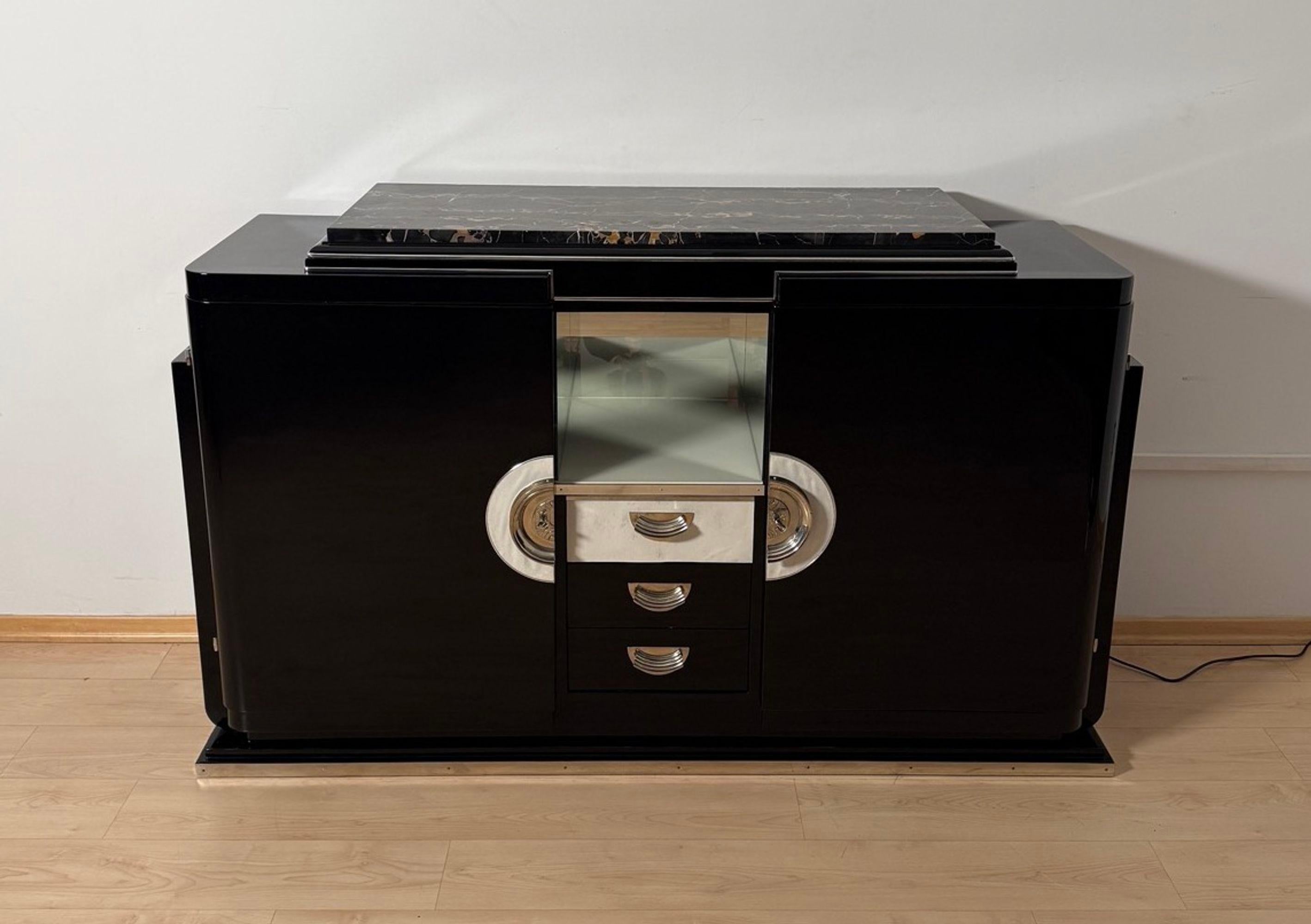 Elegant buffet Art Deco original de Levitan provenant de France/Paris vers 1930.

Laque piano noire brillante sur bois. Intérieur en placage d'acajou avec une étagère amovible à gauche et à droite. Trois tiroirs au centre, plaqués à l'intérieur en
