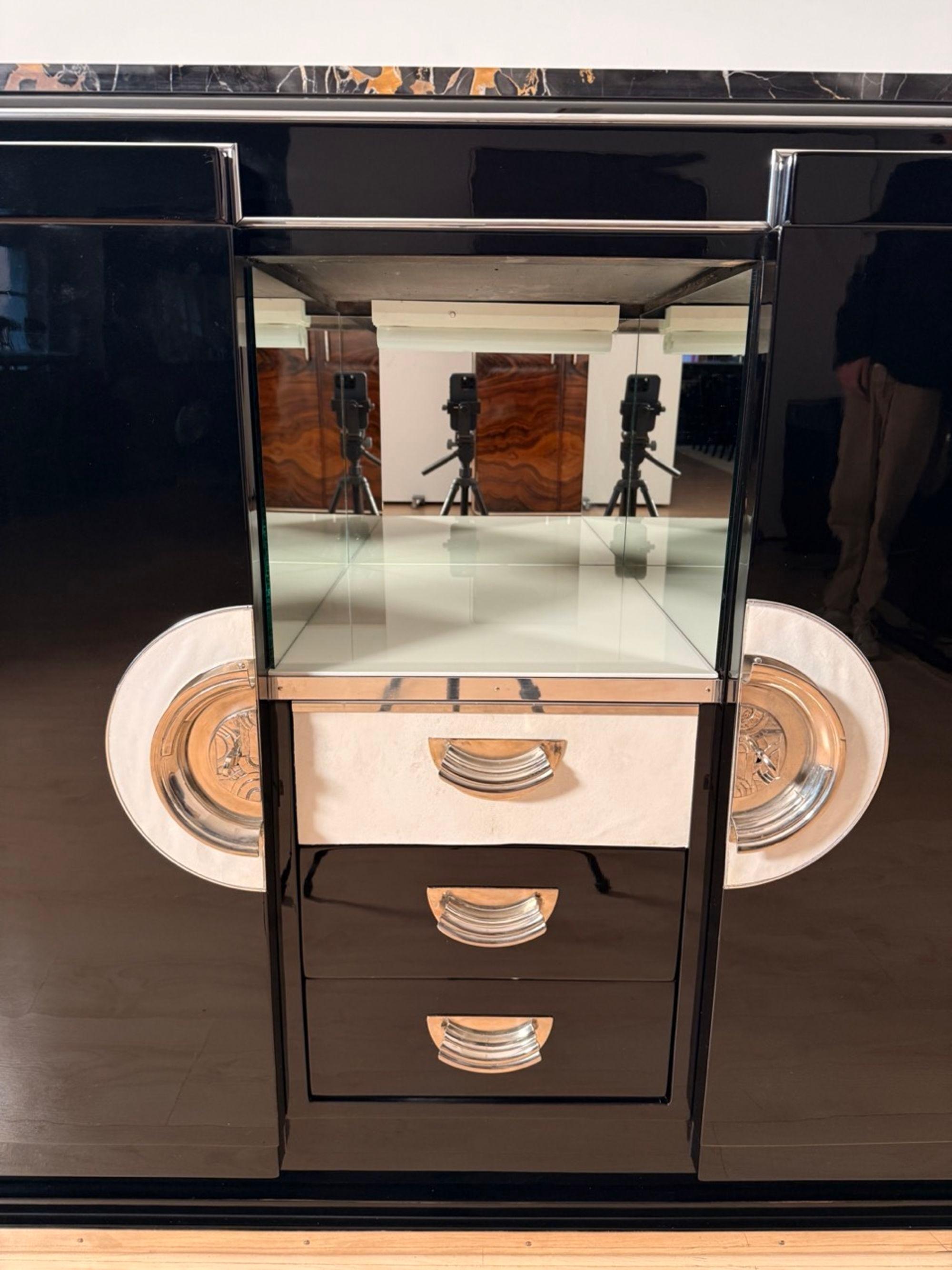 Galvanisé Buffet Art Deco, laque noire, marbre, parchemin, chrome, Paris circa 1930 en vente
