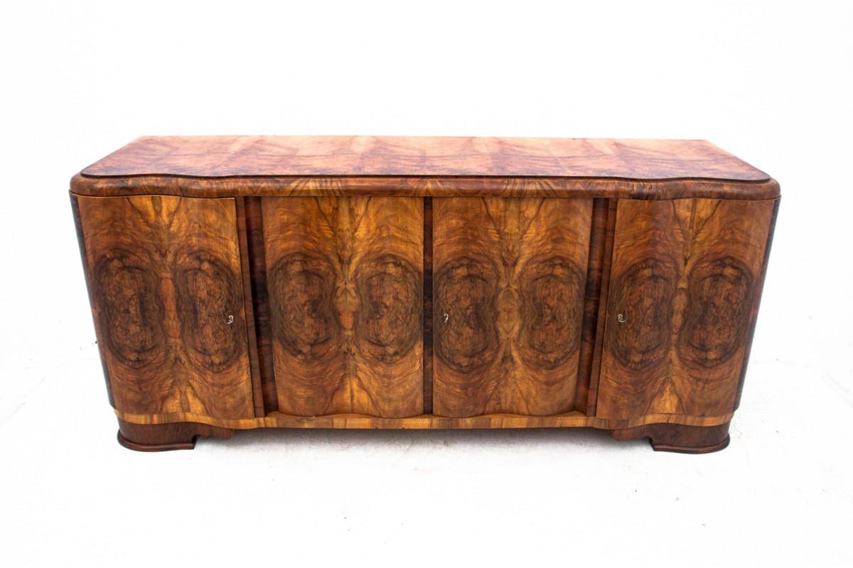 Art Deco buffet, Poland, 1930s.

Very good condition, after professional renovation.

Wood: walnut

Dimensions: height 102 cm, width 203 cm, depth 66 cm.