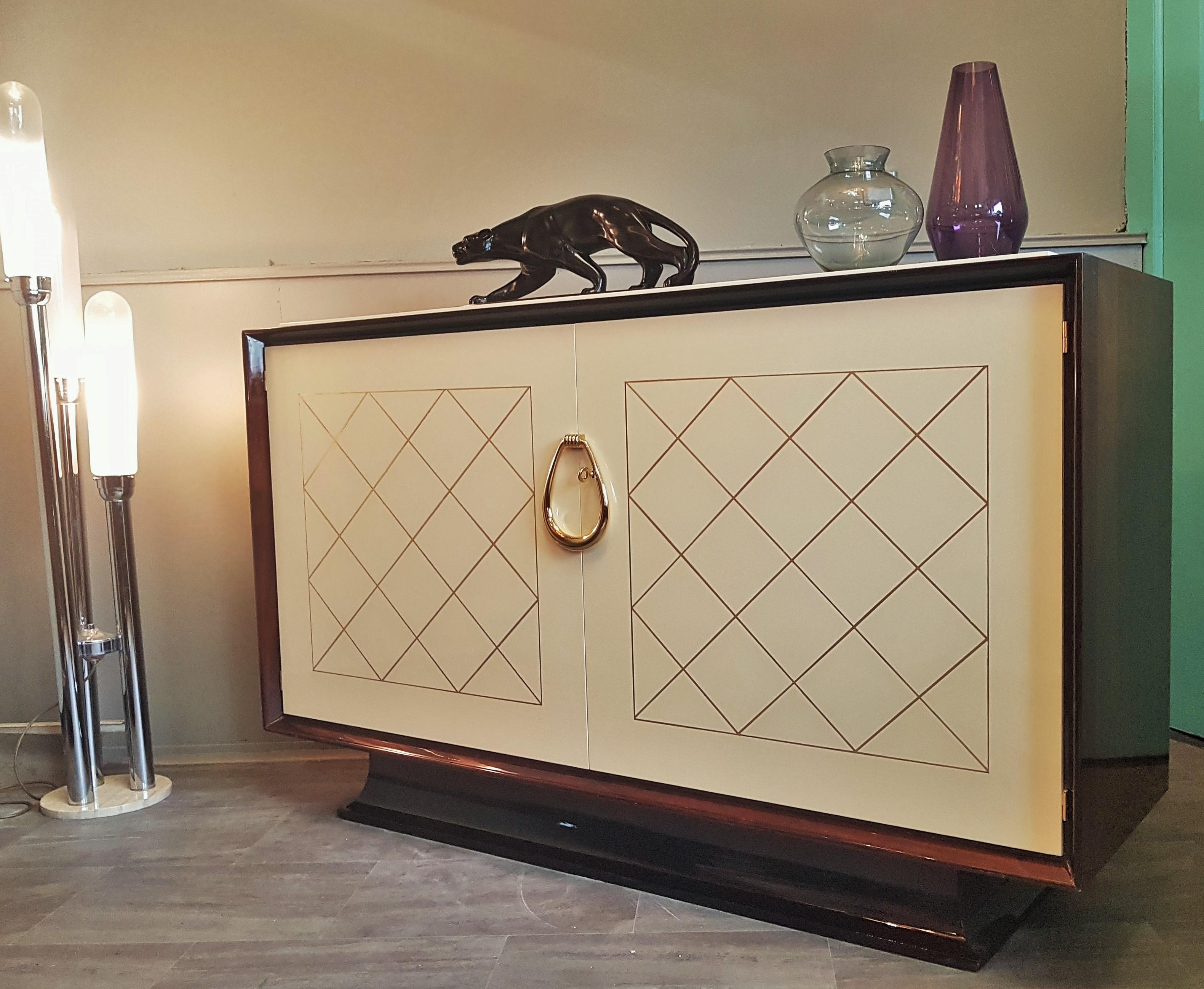 Art Deco sideboard by Majorelle, France 1935.

Fully restored, high gloss lacquor, hand polished. Gold leaf details.

Ornament gold plated.

Signed.