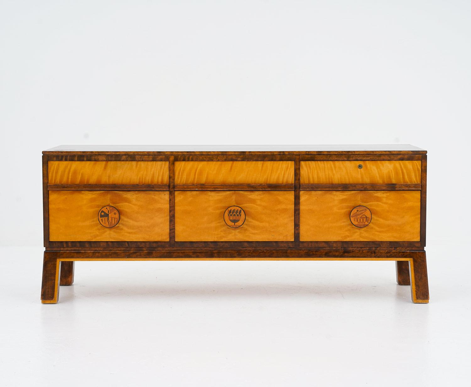 Dieses Sideboard von Otto Schulz für Boet ist ein prächtiges Möbelstück aus den 1930er Jahren. Dieses atemberaubende Sideboard ist aus hochwertigem Birkenholz gefertigt. Die Griffe sind mit aufwändigen Intarsien aus verschiedenen Hölzern versehen,