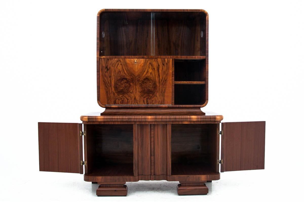 Art Deco showcase, Poland, 1940s

Very good condition, after professional renovation.

Wood: Walnut

Dimensions: Height 149 cm, width 115 cm, depth 45 cm.