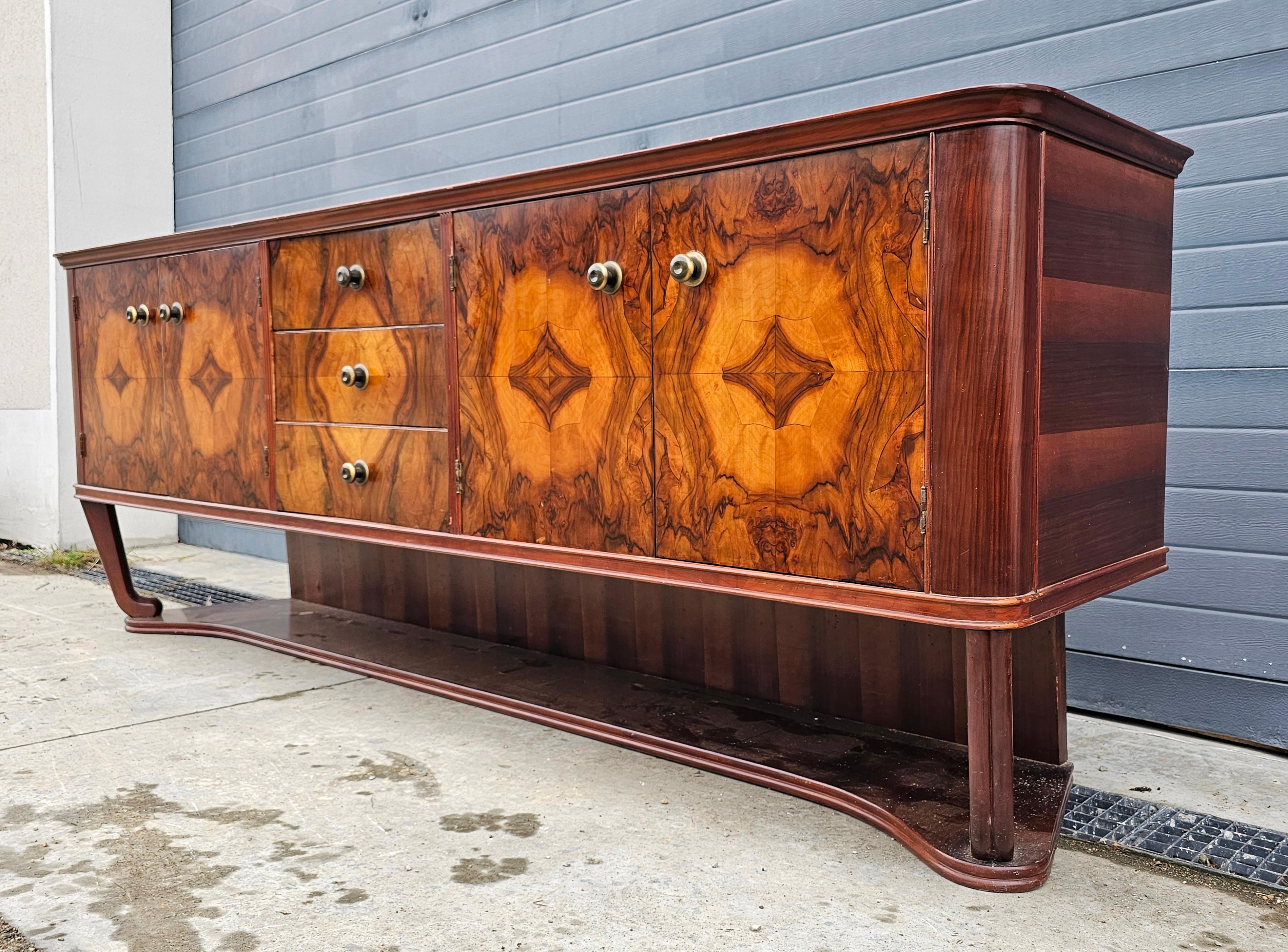 Art Deco Sideboard done in burl walnut veneer with rich and dramatic grain In Good Condition For Sale In Beograd, RS