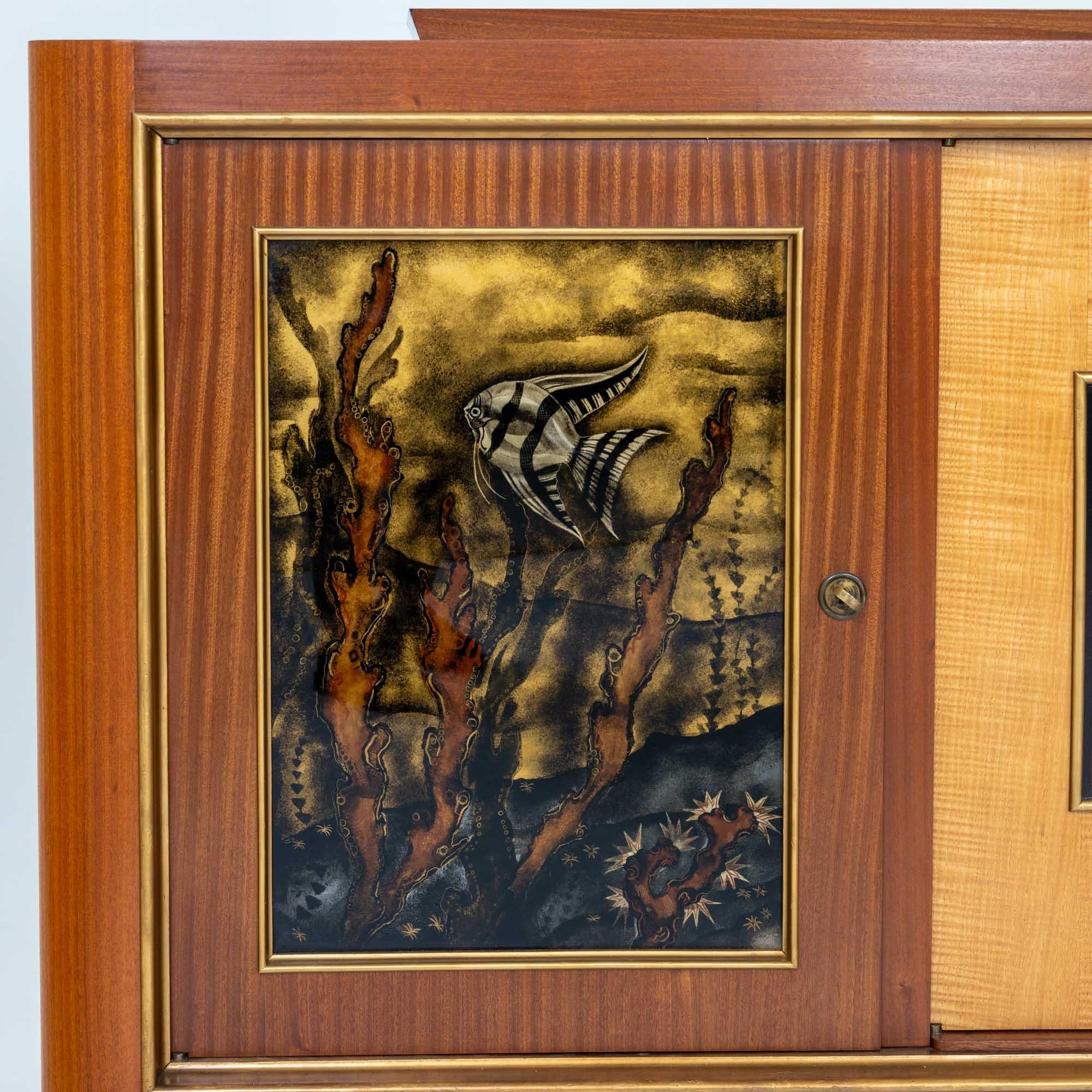Art déco-Sideboard mit umgekehrten, mit Glasmalereien bemalten Fischen, Frankreich um 1930 (Glaskunst) im Angebot
