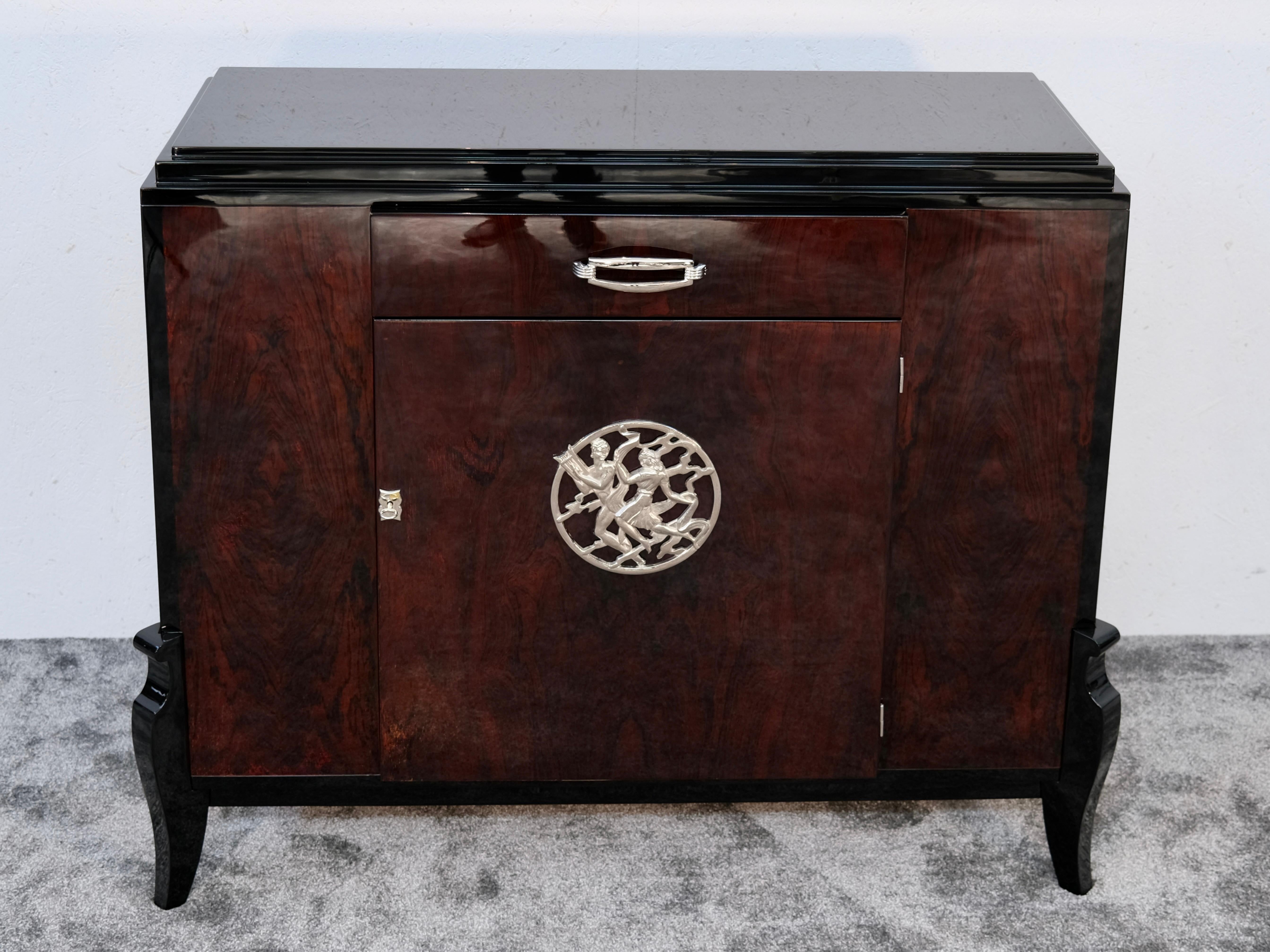 Art Deco Anrichte in Hochglanz mit Bronzeapplikation, Frankreich um 1930 (Art déco) im Angebot