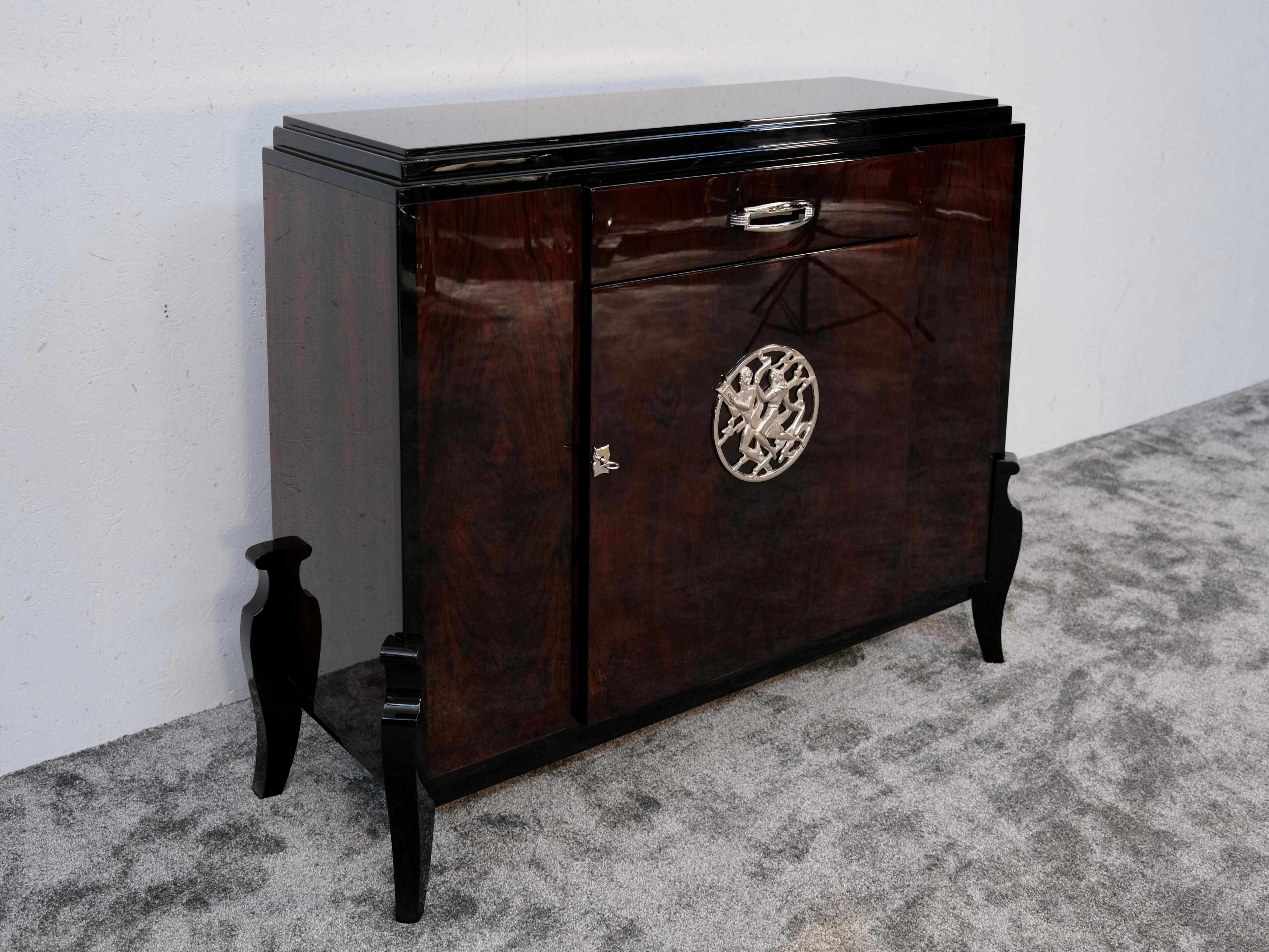 Art Deco Anrichte in Hochglanz mit Bronzeapplikation, Frankreich um 1930 (20. Jahrhundert) im Angebot