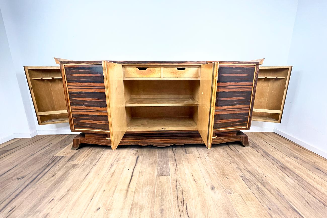 Art Deco sideboard from Paris around 1925 with wonderful Macassar veneer.
Original Art Deco furniture from a time full of life and elegance. We get all our furniture unrestored, so we can be sure that it really is the original. We then offer these