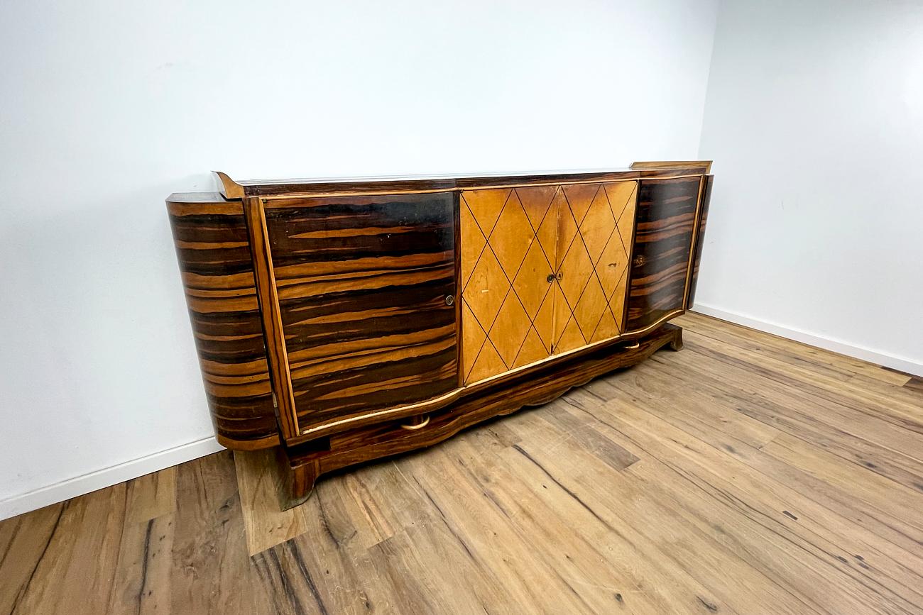 The Art Deco Sideboard aus Makassar mit Barschränken an den Seiten (Geschnitzt) im Angebot