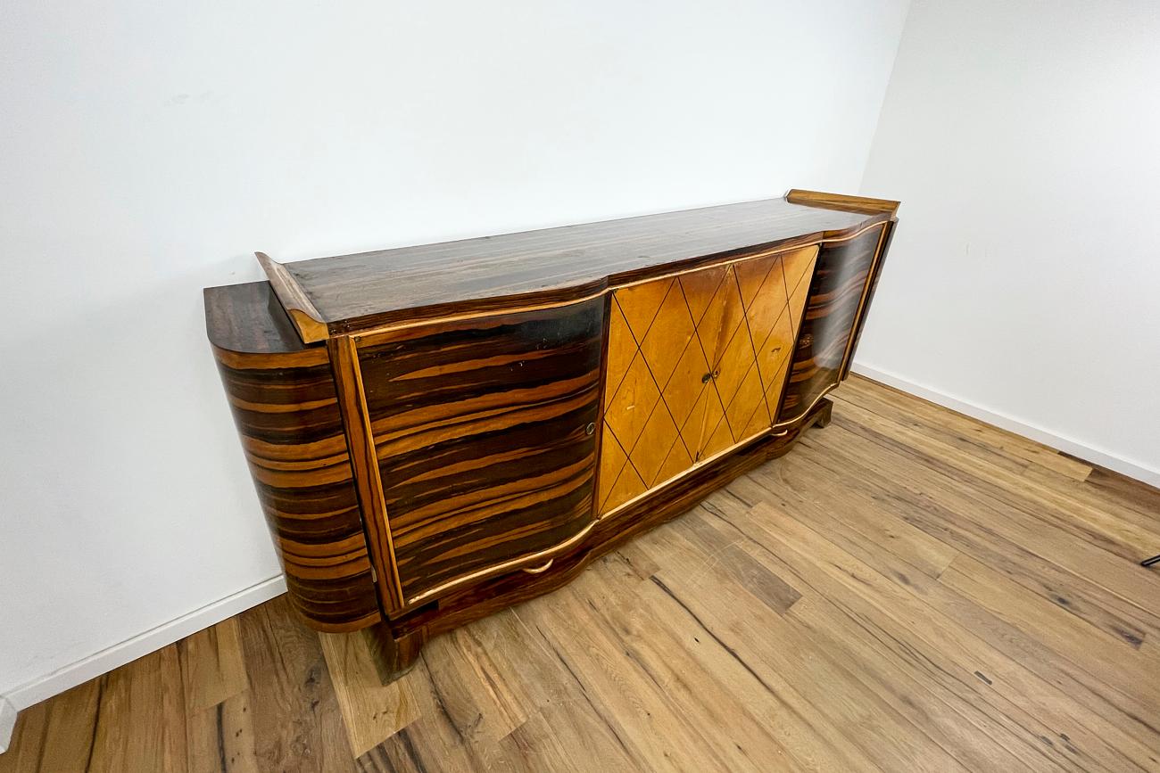 The Art Deco Sideboard aus Makassar mit Barschränken an den Seiten im Zustand „Starke Gebrauchsspuren“ im Angebot in Greven, DE