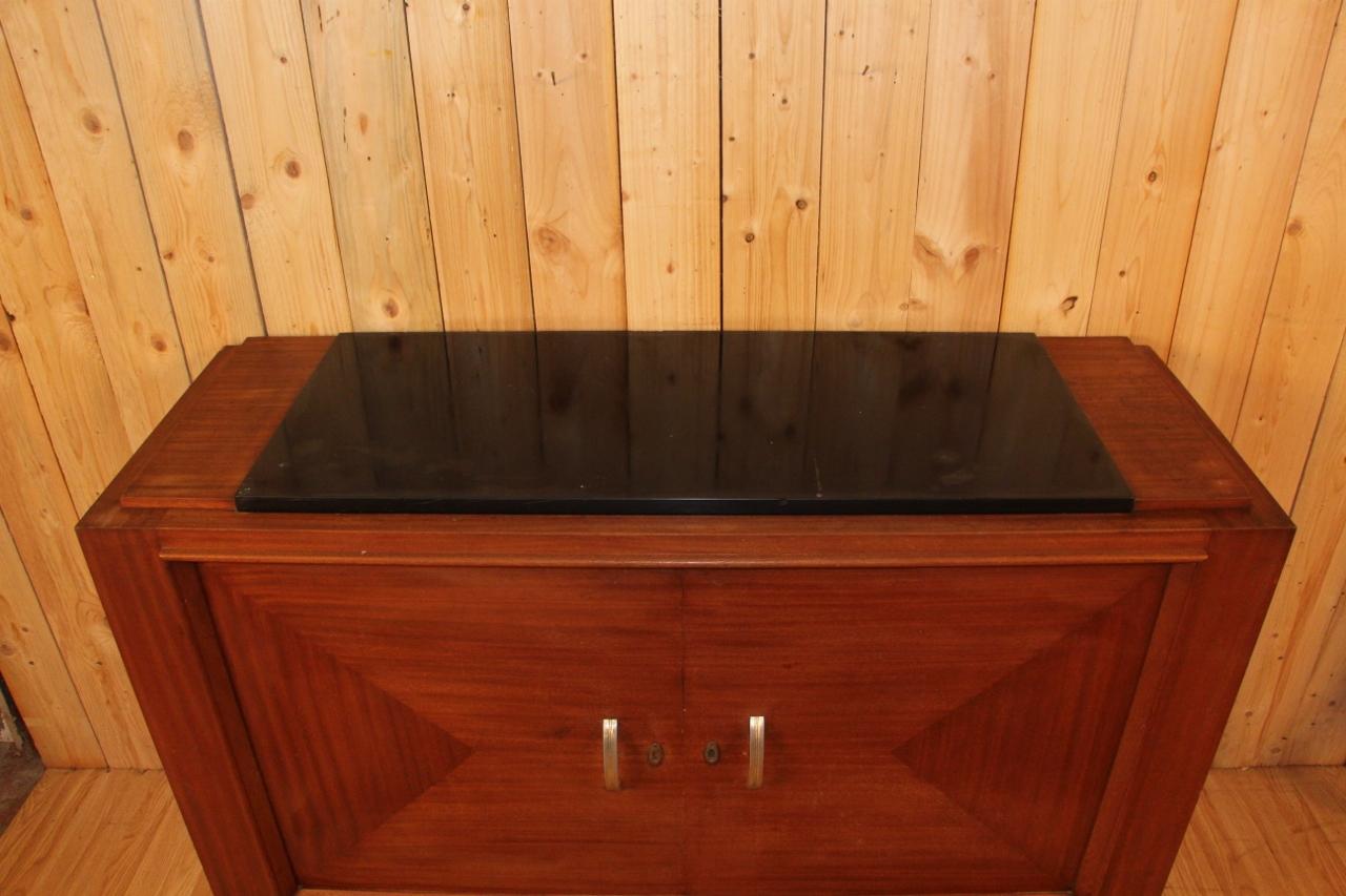 Francese Credenza Art Déco in mogano con piano in marmo nero in vendita