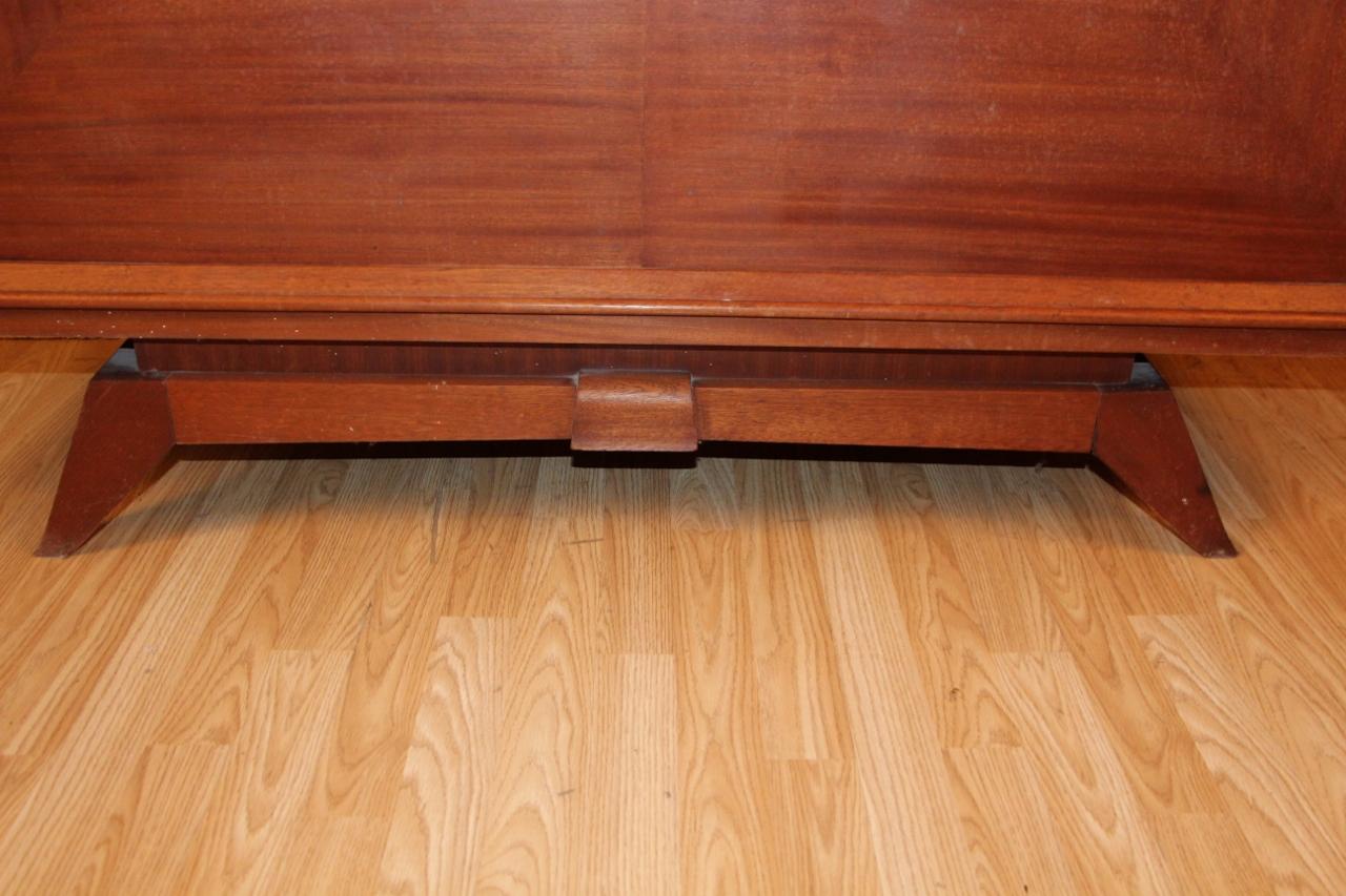 Metà XX secolo Credenza Art Déco in mogano con piano in marmo nero in vendita