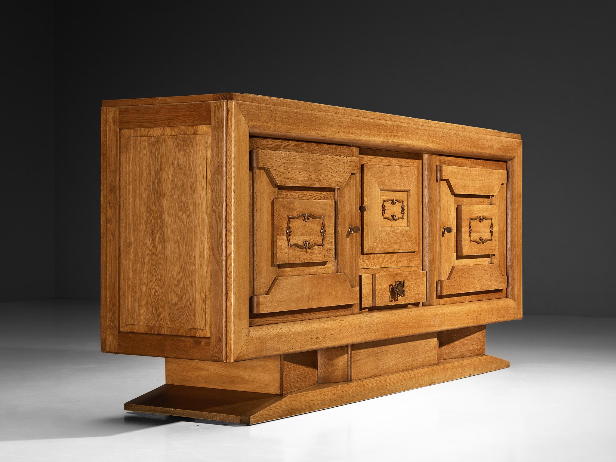 Buffet Art Déco en chêne et détails décoratifs en cuivre en vente 3