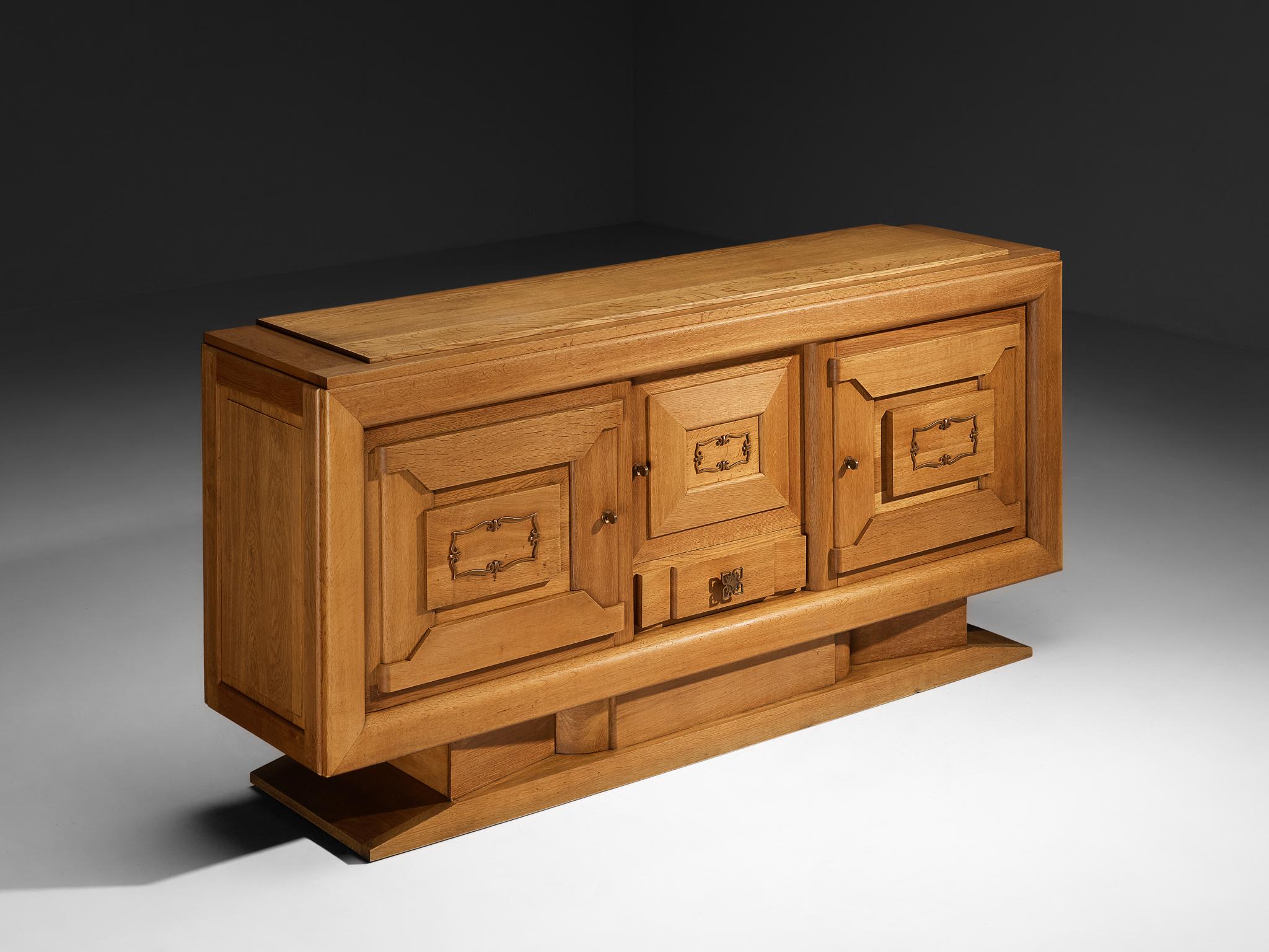 Buffet, chêne, cuivre, Europe, années 1940

Ce magnifique buffet Art déco a été fabriqué en Europe dans les années 1940 et est exécuté en bois de chêne. Le buffet offre beaucoup d'espace de rangement.  
Elle présente de magnifiques panneaux
