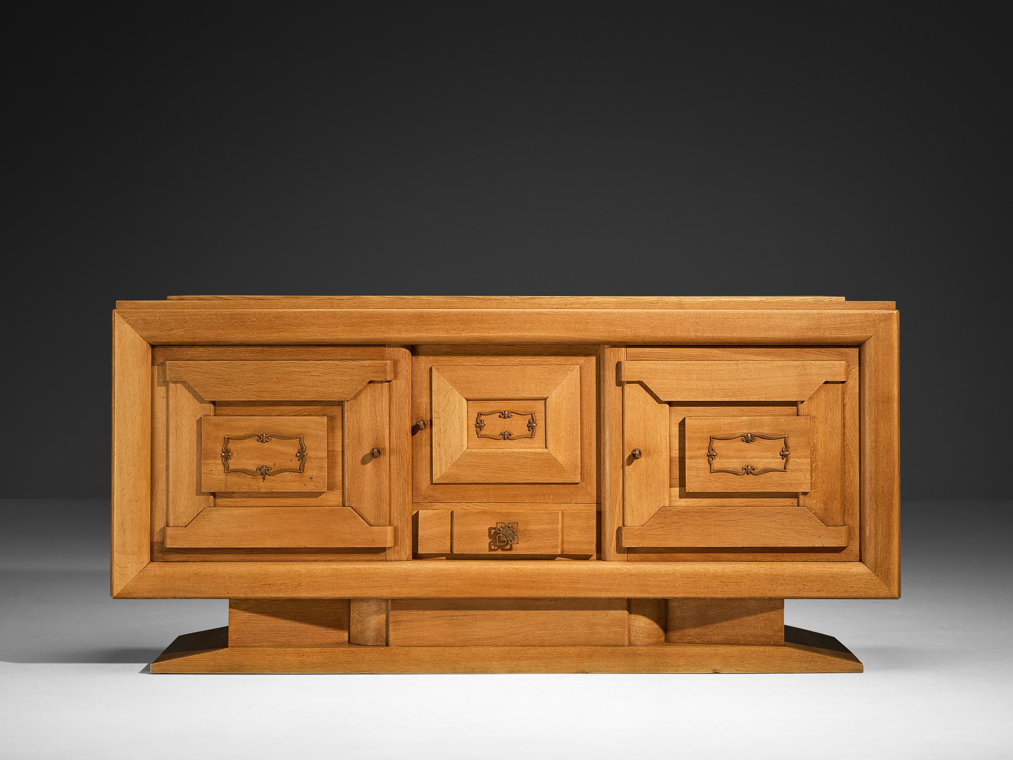 Européen Buffet Art Déco en chêne et détails décoratifs en cuivre en vente