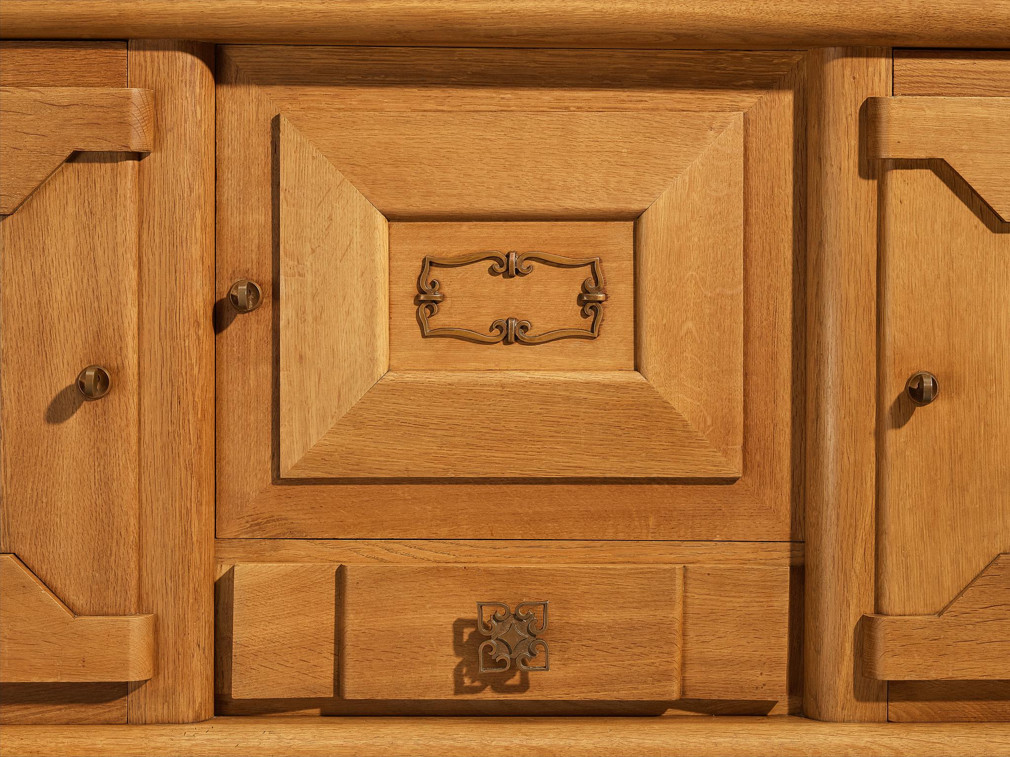 Milieu du XXe siècle Buffet Art Déco en chêne et détails décoratifs en cuivre en vente