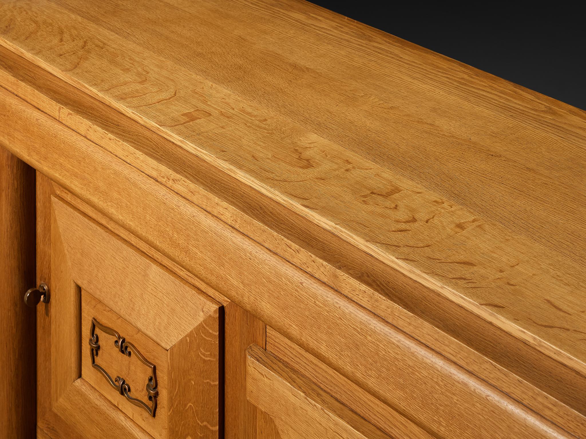 Cuivre Buffet Art Déco en chêne et détails décoratifs en cuivre en vente