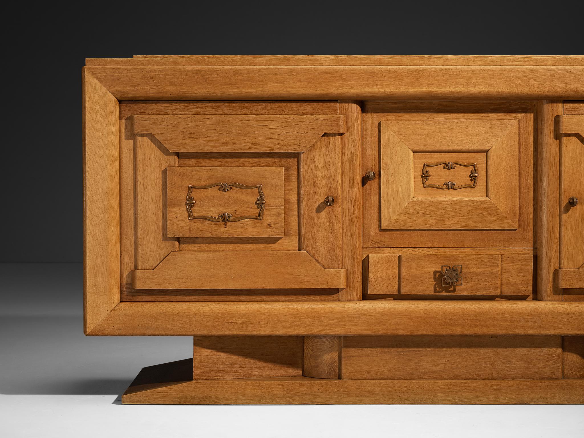 Buffet Art Déco en chêne et détails décoratifs en cuivre en vente 2