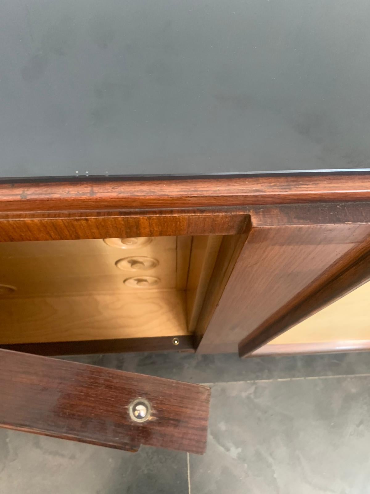 Aparador Art Decó de palisandro y pergamino con tapa de cristal negro en venta 7