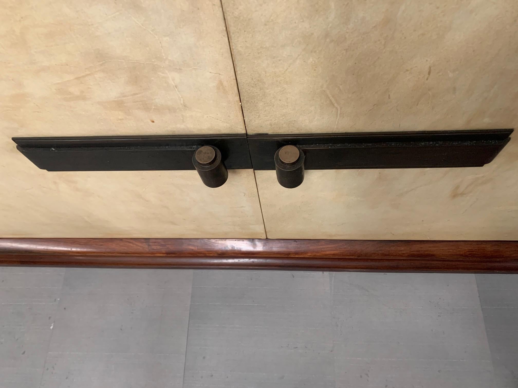 Aparador Art Decó de palisandro y pergamino con tapa de cristal negro en venta 1