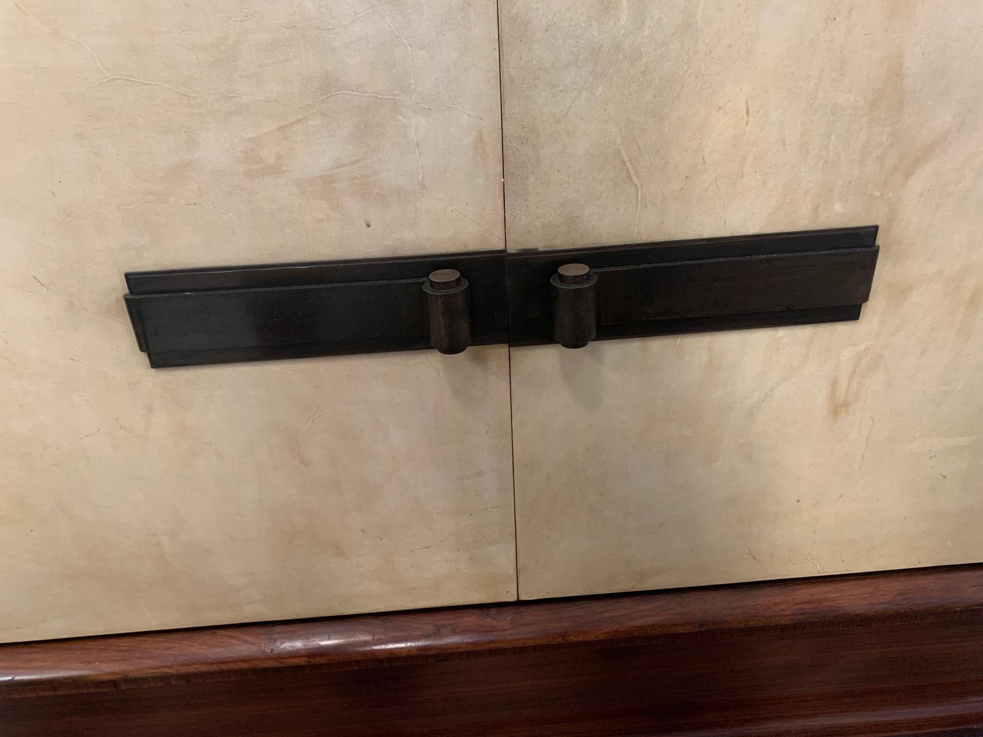 Aparador Art Decó de palisandro y pergamino con tapa de cristal negro en venta 3