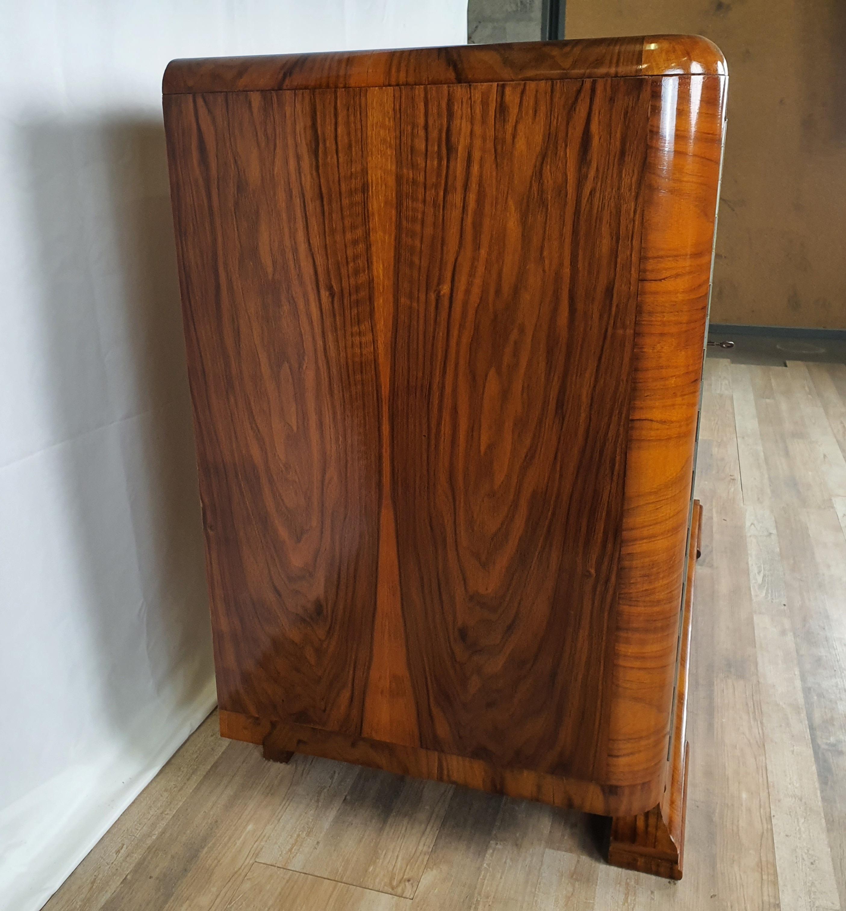 Elegant sideboard for living room or living room in walnut with spruce interior.

Design furniture polished and ready to be placed.

Impeccable proportions, curves in the right place and uniform and very particular line.

Inside we find a