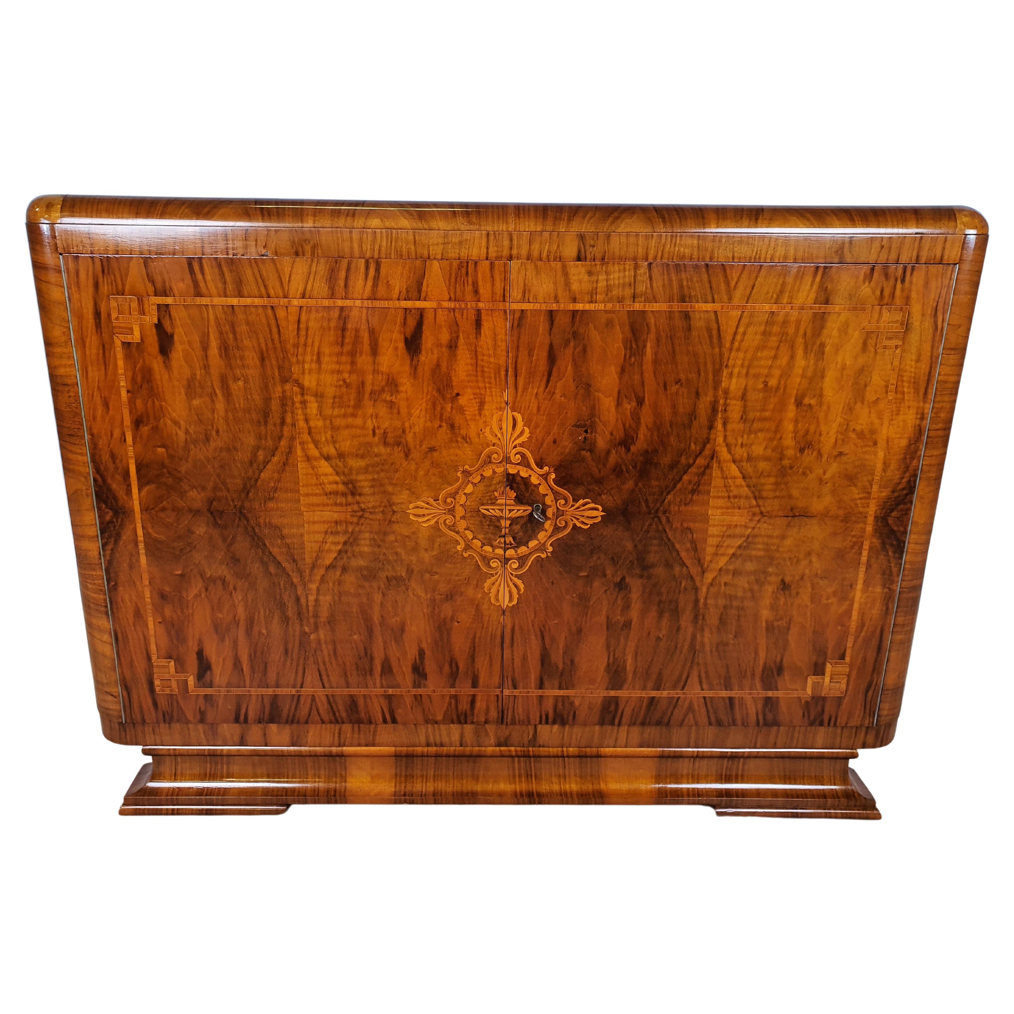 Art Decò Sideboard in Threaded Walnut