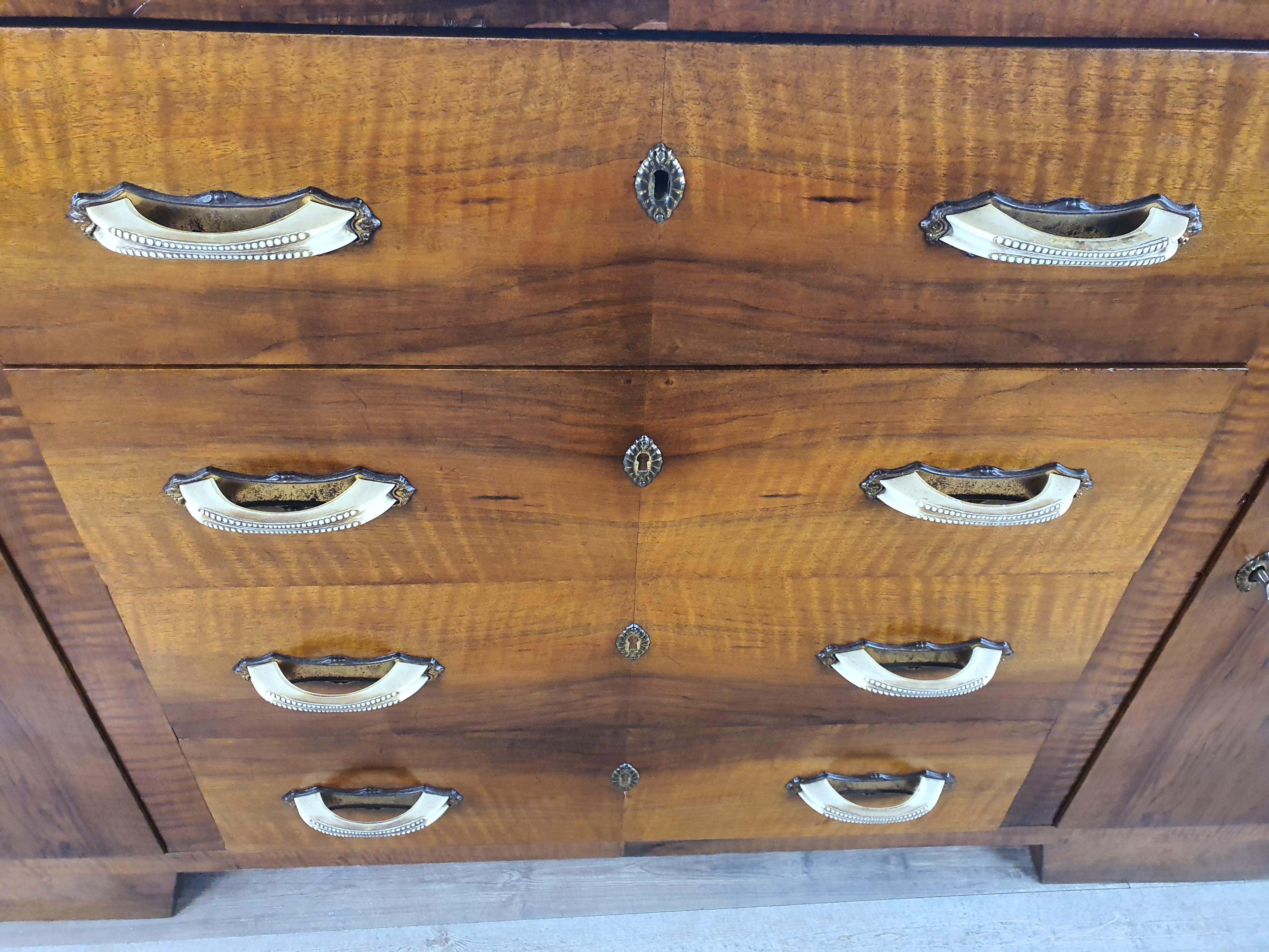 Art Decò Sideboard in Walnut with Mirror Top 4