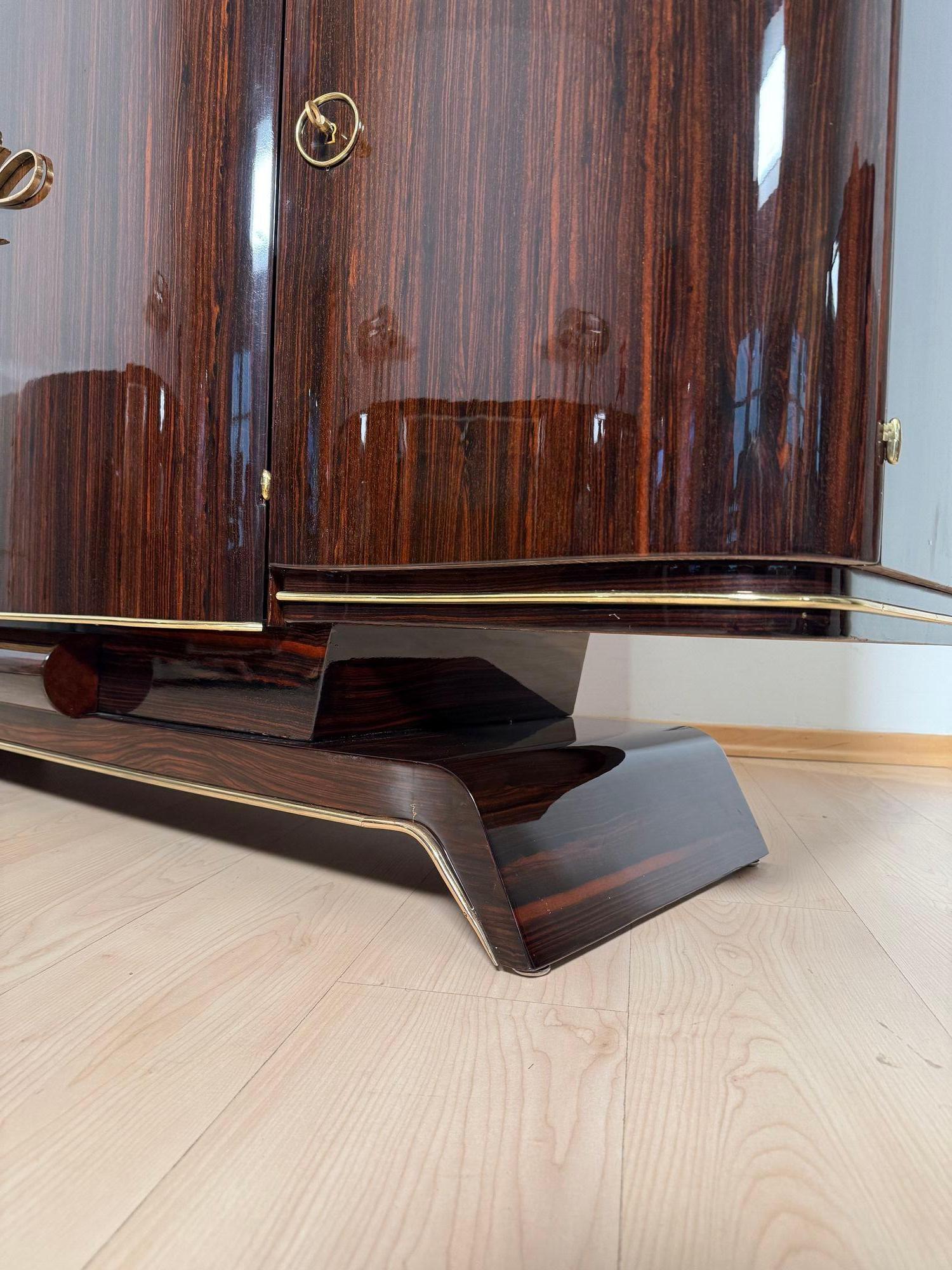 Buffet Art Deco, Ebène de Macassar et laiton, Paris circa 1930 en vente 4