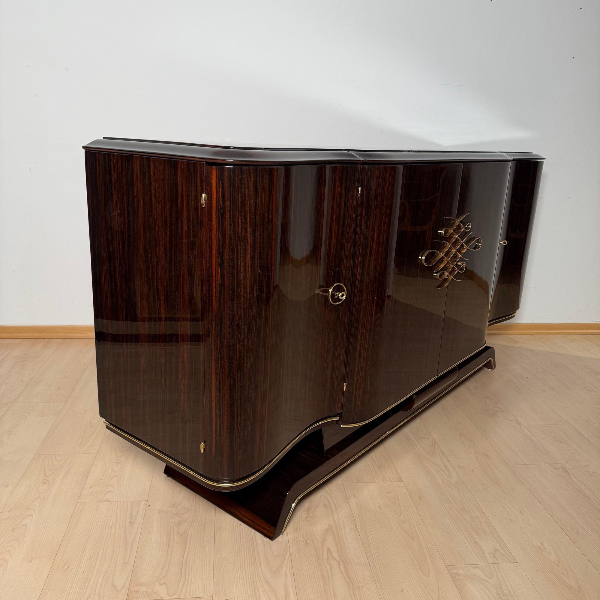 Buffet Art Deco, Ebène de Macassar et laiton, Paris circa 1930 en vente 5