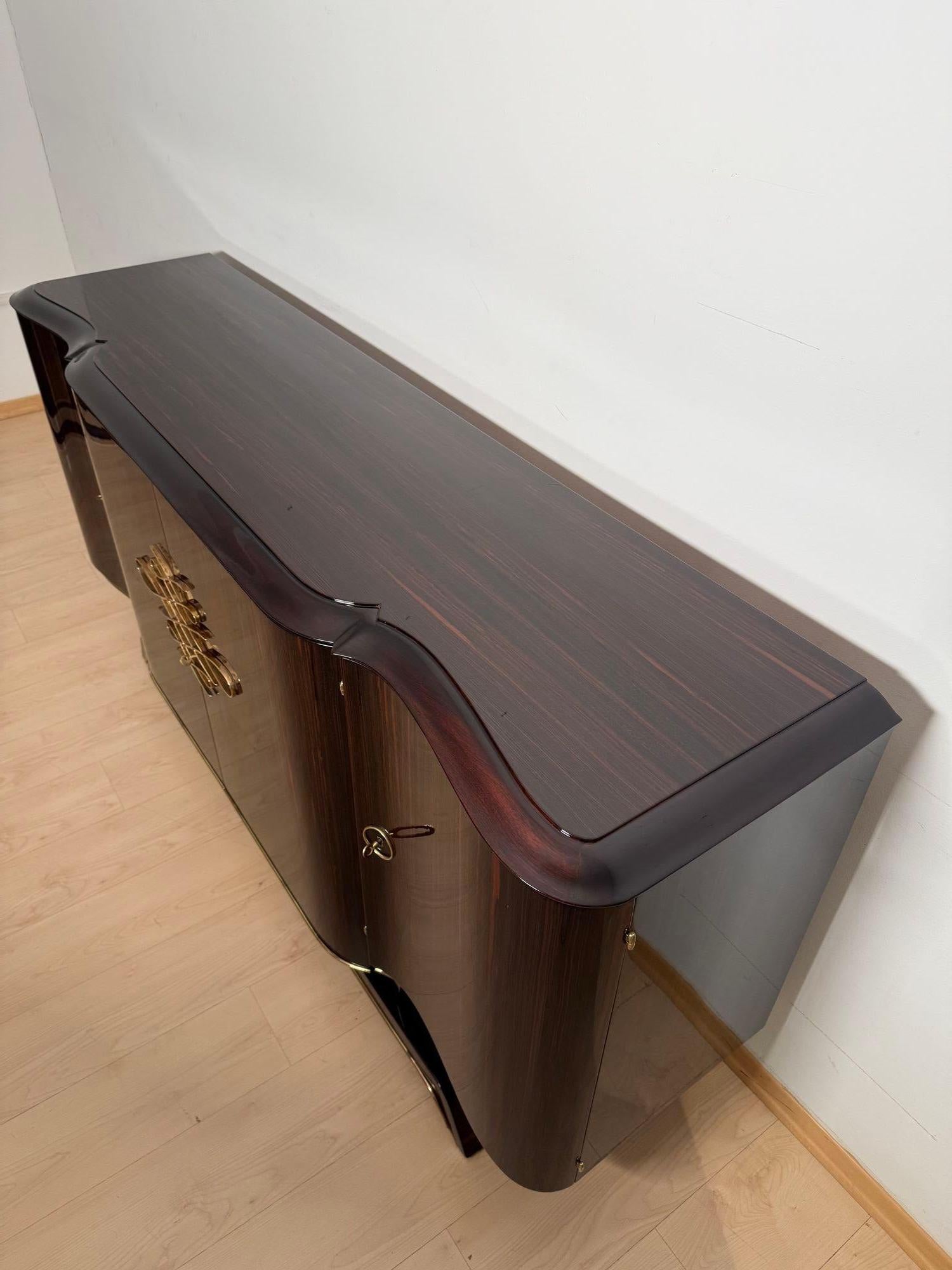 Buffet Art Deco, Ebène de Macassar et laiton, Paris circa 1930 en vente 6