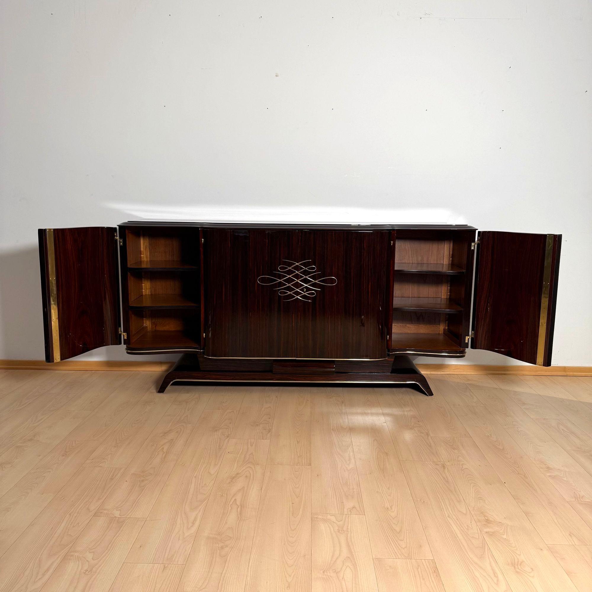 Buffet ou buffet Art Déco de première classe, entièrement restauré, en placage d'ébène de Macassar et laiton, provenant de Paris, France, vers 1930.
Fabricant : Georges & Gaston Guerin, Paris (signé)
Placage d'ébène de Macassar, laqué avec une laque