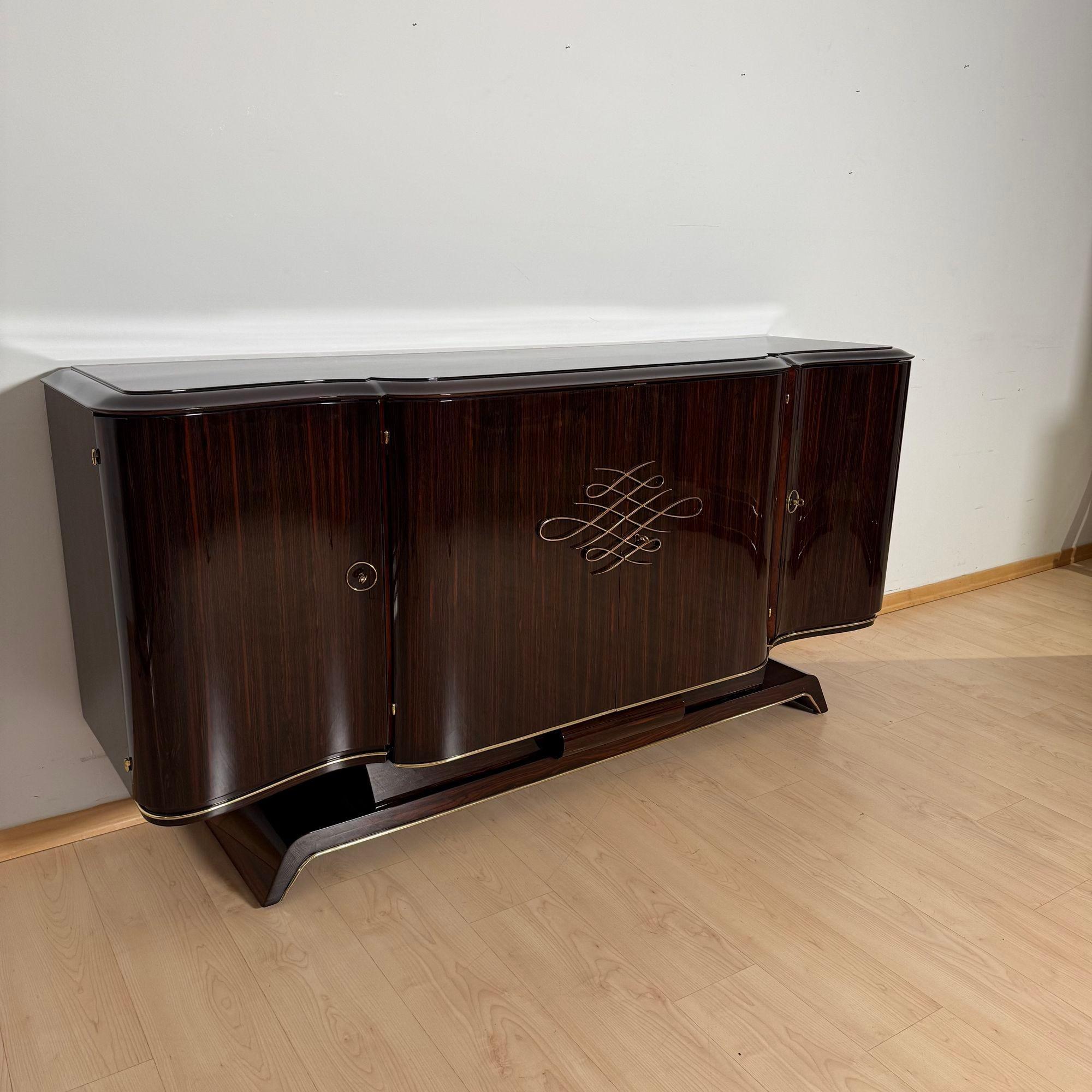 Art déco Buffet Art Deco, Ebène de Macassar et laiton, Paris circa 1930 en vente