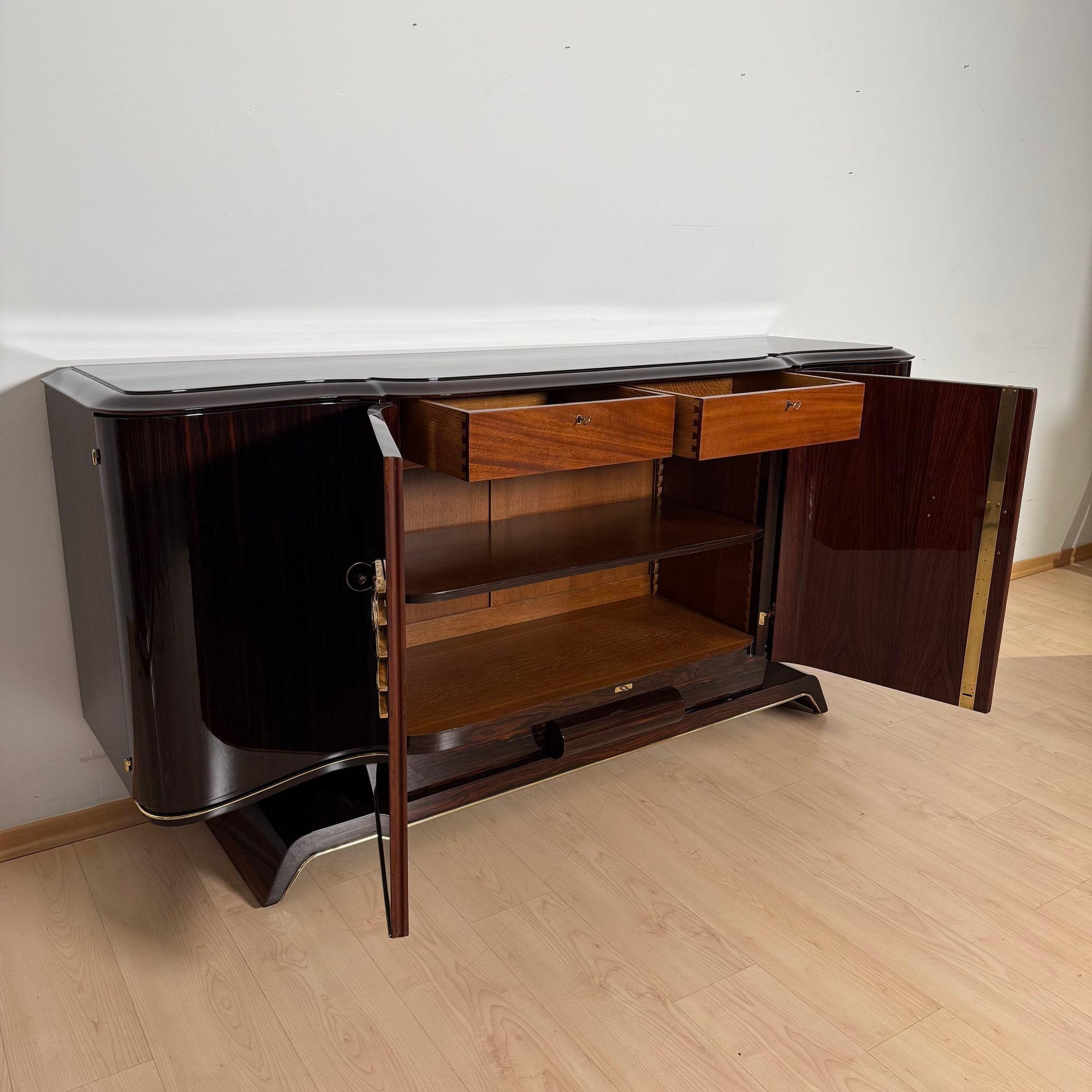Français Buffet Art Deco, Ebène de Macassar et laiton, Paris circa 1930 en vente